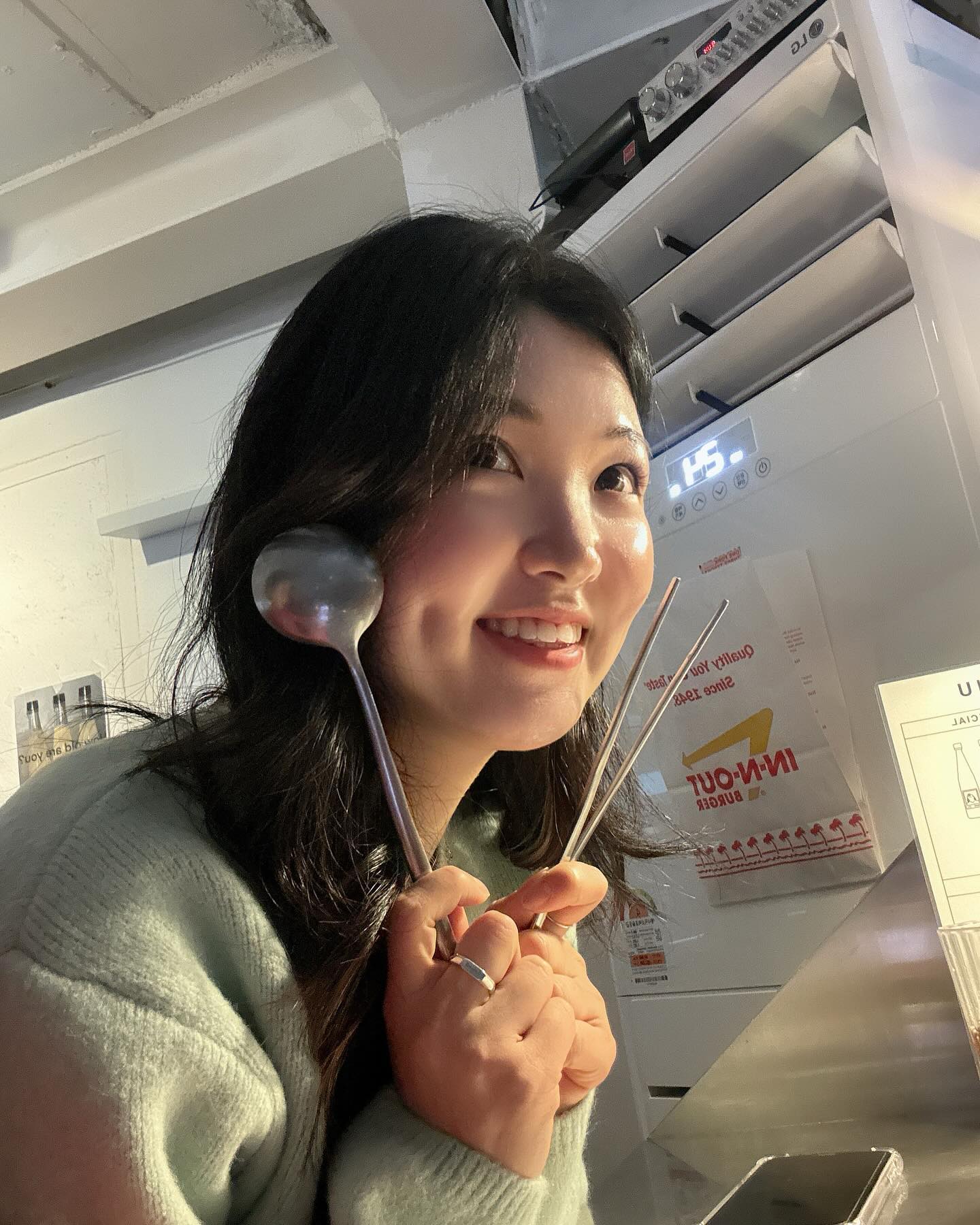 ⠀
⠀
지구에 떡볶이집을 전부 정복하고 싶은
그녀를 위해 저녁메뉴는 즉떡으로 ◕‿◕
⠀
도착 10분전, 원래 가려던 곳이 문닫은걸
알았을때 절망🫤 (다들 어떤 기분인지 알됴?)
⠀
그럴때 가장 빠르고 정확한 정보를 알 수 있는
seongsu_bible 성수동백과사전 카톡방덕에
힙한 떡볶이집에서 데이트 써어어엉공! 🐰
⠀
성수동으로 많이 가시는 분들에게는 너무 좋은
정보방인거 같아 적극 추천해요 🙌🏻
⠀
가장 좋은 정보는 ,
직접 경험해보는 사람의 이야기니까 ✔︎ ✔︎
⠀
🫕성수 오프트
• 뚝섬역에서 2분거리 (왕십리로 10길 20)
• 11시 30분 ~ 11시 (브레이크타임 3-5)
• 즉떡 + 키토김밥 조합 강추추!
(계란이 듬뿍들어간 키토김밥 진짜 맛도리🥹)
⠀
⠀
#마케터밝음이의픽
#성수오프트
#성수떡볶이
#성수동데이트맛집
⠀