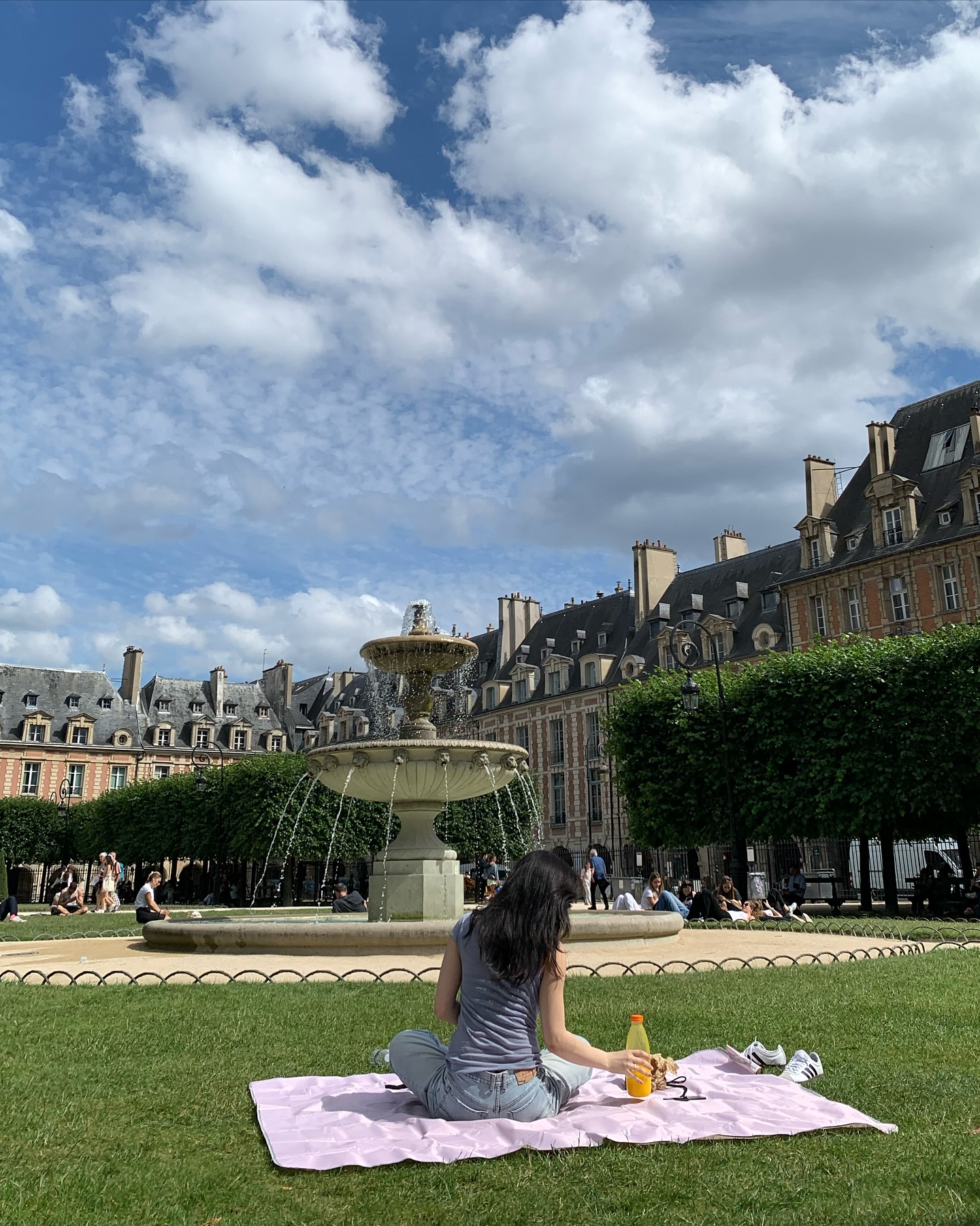 기억해 .. 파리는 여름이야 .. 🇫🇷 .. 🌿 .. ☁️