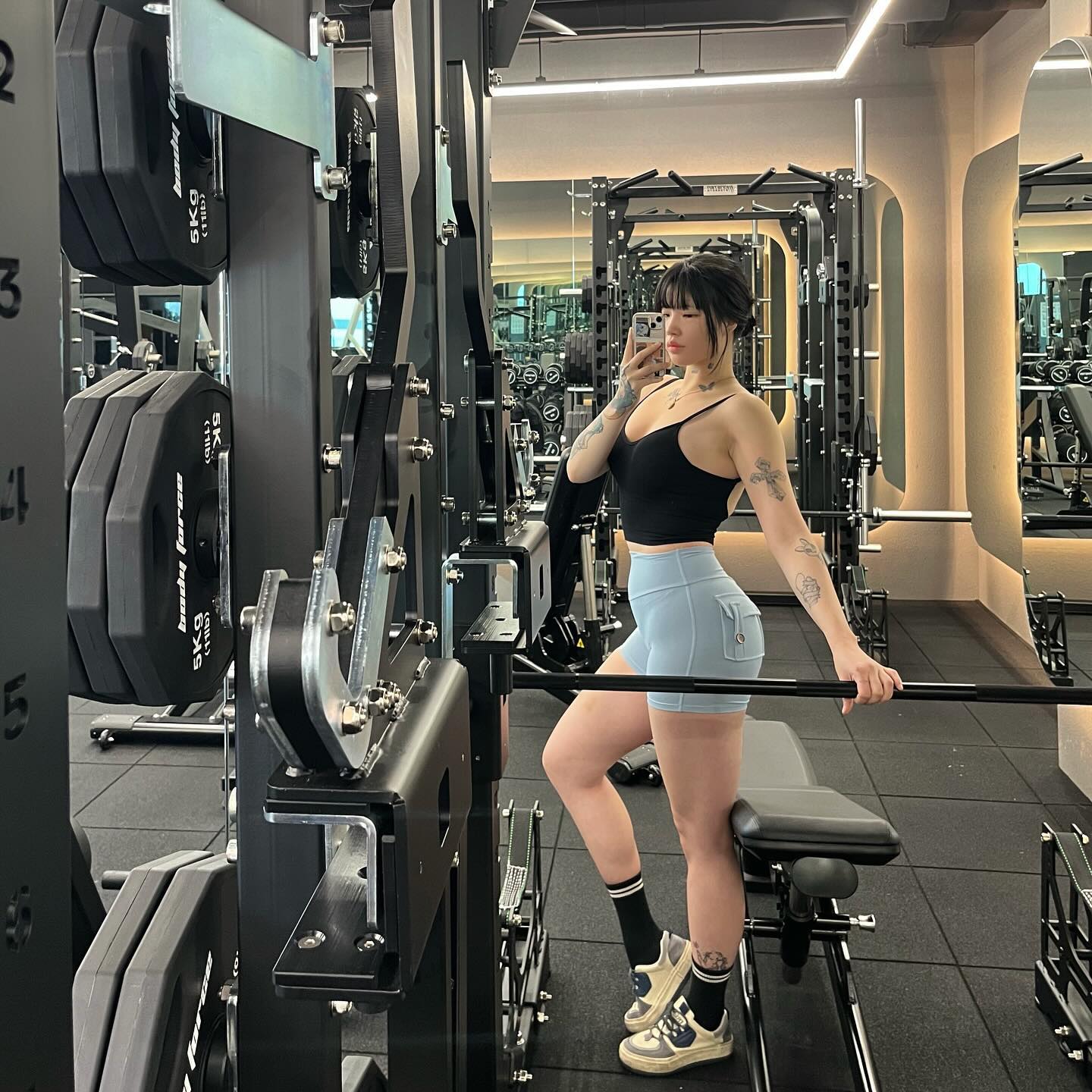 오늘은 등 데이❤️

자신이 없어서 두번째 장으로 밀린 
뚠뚠한 나의 등이라니..😅

빨리 빼쟈 아자아자!