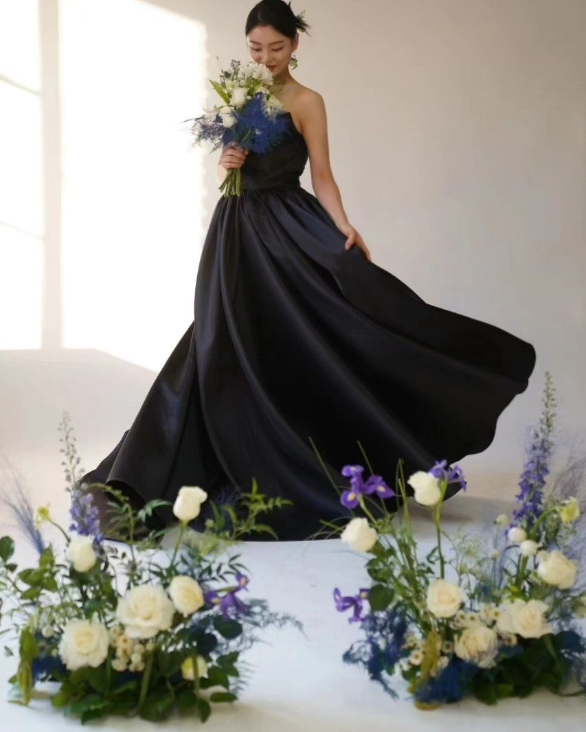 👰🏻💙🤵🏻

웨딩촬영때 꼭 해야지 했던 플라워디렉팅 💐
상담 할때부터 파랑💙 러버🫶🏻를 얼마나 이야기했는지.. 날씨가 추워 파란꽃은 없어 스프레이로 파랑파랑을 만들어 주셨다👍🏻👍🏻

촬영날 부케에 한번 놀라고 🌷🌹
이런 부케와 센터피스는 첨이라며 😘

부케도 원래 2개인에 3개나 잡아주셔서 넘 행복..🫶🏻 오빠 부토니아도 내 부케에 맞게 너무 귀엽게 만들어 주셨고 촬영장에서 즉석으로 귀걸이 까지 만들어 주심😘

 + 작가님들 못지 않는 사진실력으로 
인스타 올릴 사진 동영상 왕창 찍어주심 !! 

촬영 끝나고 집에 오는 길에 오빠도 플라워는 진짜 잘한거 같다고 너무 이뻤다고 칭찬 해죠따🤵🏻💙

#대구#부산#어비#어비플라워#대구플라워디렉팅#대구플라워#웨딩촬영#플라워디렉팅#센터피스#부케#부토니아