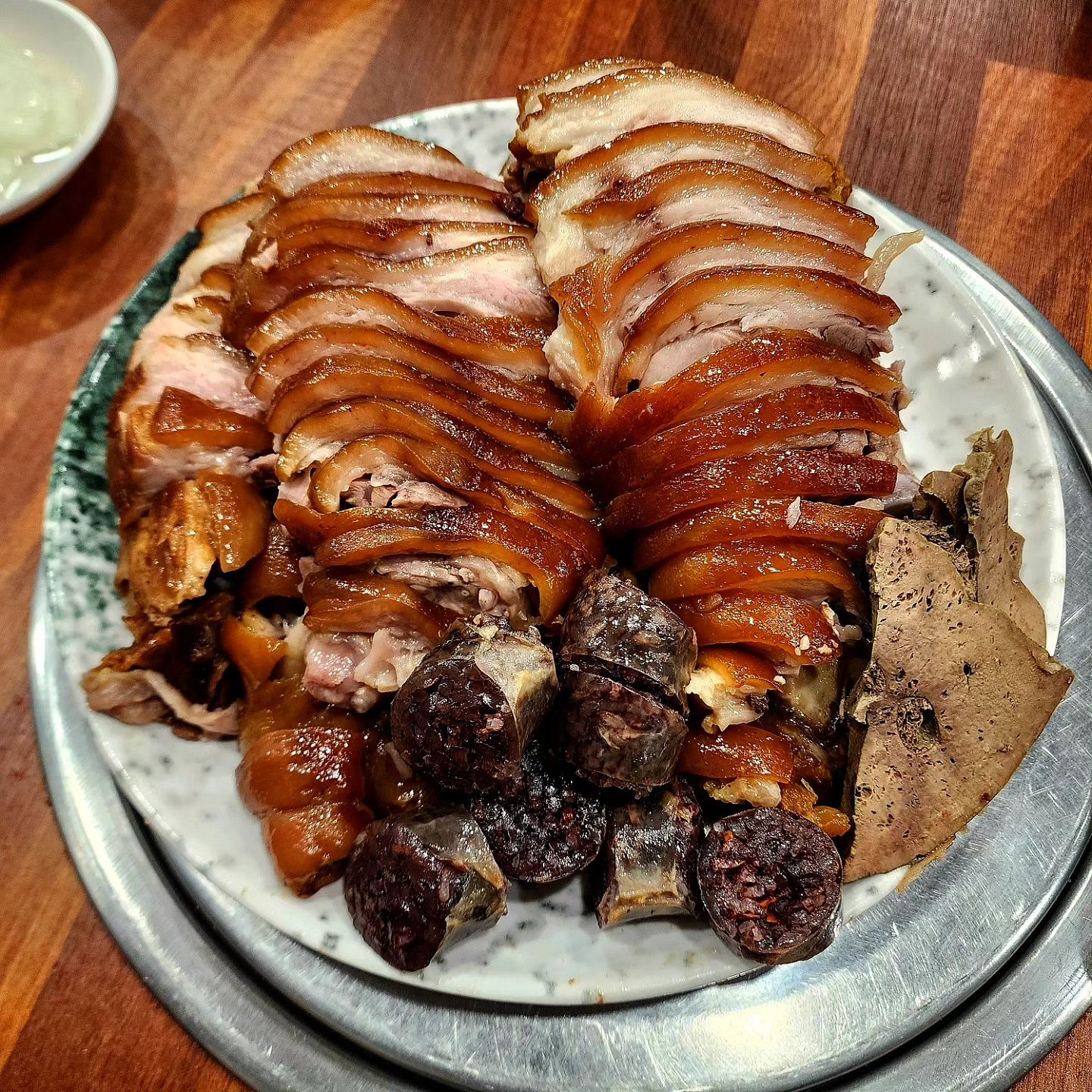 📌 은평구 연신내 족발 맛집 "보들이 족발"

📍족발(대)
📍불족발
📍쟁반 막국수

연신내에서 35년된 오래된 족발 맛집으로 유명한 방송사에도 출연했던 보들이 족발!
절대 가공된 족발을 사용하지 않고 매일 아침마다 직접 손질하시며 새벽 일찍 시장을 돌며 아주 신선한 재료만 사용하신다고 합니다😆

적당한 간에 보들보들한 온족 스타일에 매콤달콤한 불족발은 불향이 기가막혀요👍
연신내 보들이 족발 추천-!

🔎영업정보
연중무휴 09:00 ~ 24:00
🚩서울 은평구 연서로 230-10 보들이족발
