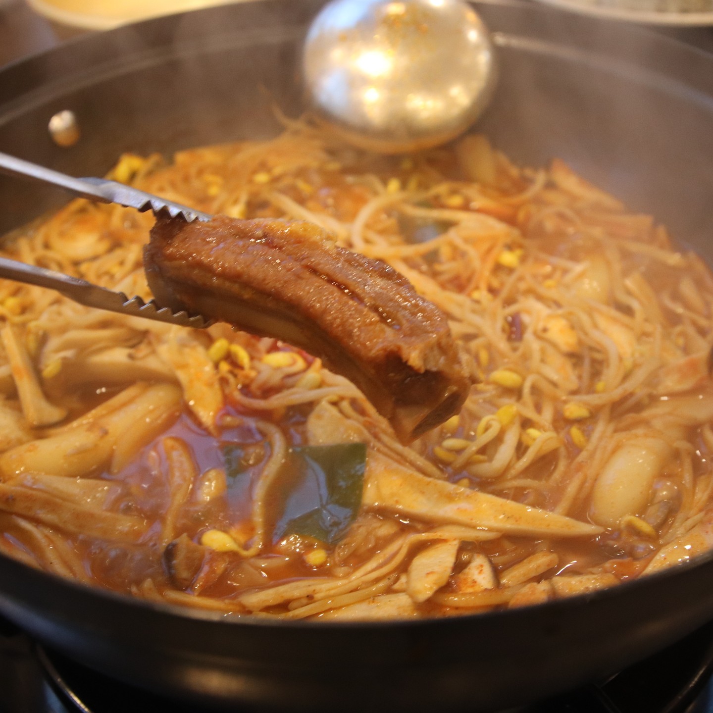 눈내리는 날...마곡... 등갈비찜이랑 메밀전 먹음...션한 동치미까지 잘 어울림...안매운맛으로 주문했는데도 매콤한 맛...등갈비양념..곤드레밥에 비비니 꿀맛...

메밀전 얄판하니 맛나는데..서비스로 나와서 굿~

#마곡발산맛집#발산역맛집#마곡동 맛집#마곡등갈비맛집#발산등갈비 맛집 #발산역맛집 #먹방 #먹스타그램 #먹방스타그램