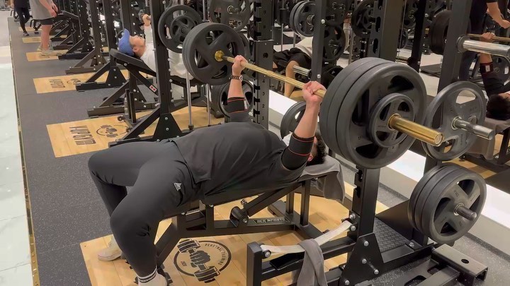 성찬쌤 과 가슴어깨 운동
가슴
▪️벤치 프레스 135kg 5x3
▪️인클라인 머신 75kg 10x3?4?
▪️케이블크로스오버 35kg 10x3
어깨
▪️OHP 70kg 5x3
▪️덤벨숄더 프레스 30kg 10x3
▪️사레레 5kg 15x4