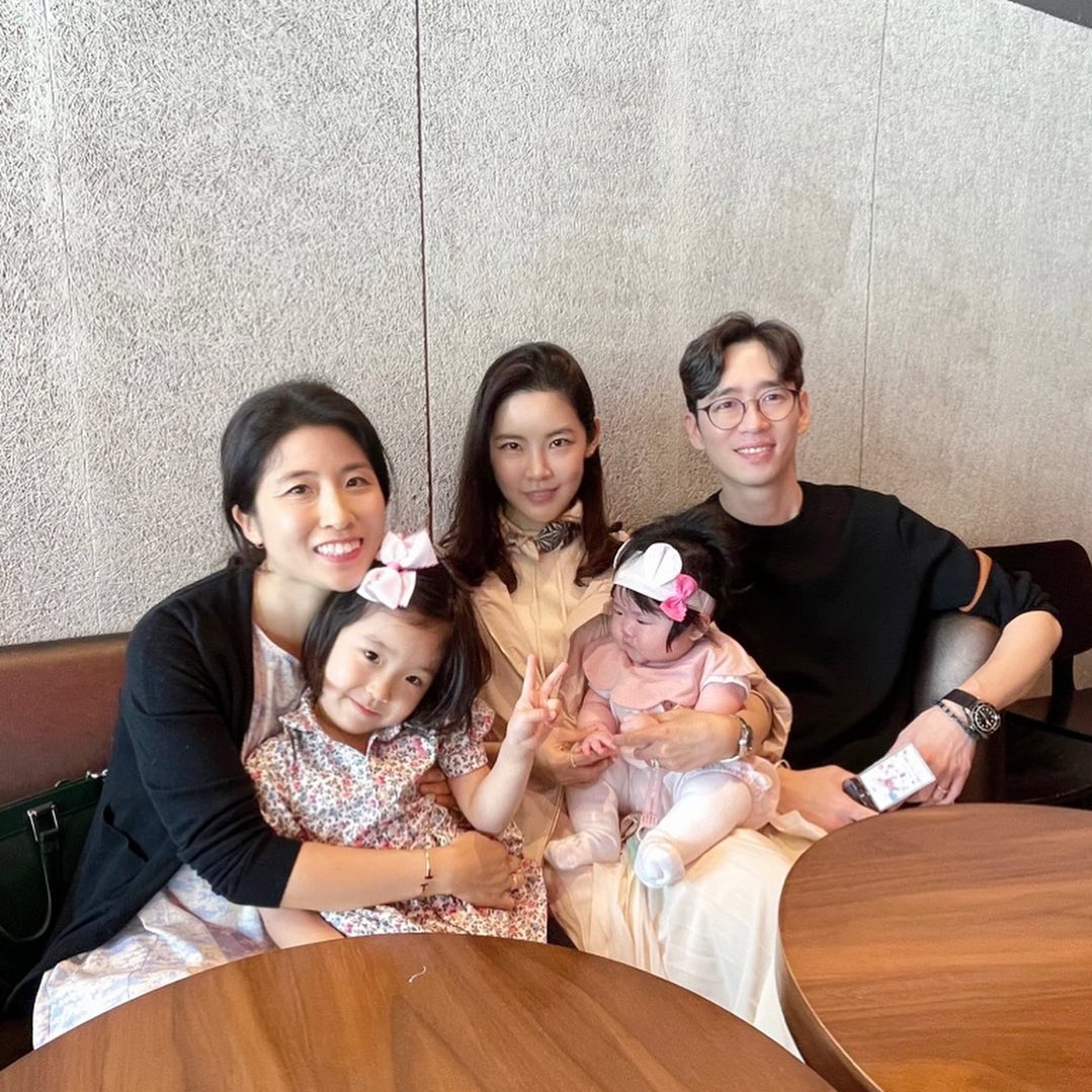많이 컸다 해일리🧡
형부가 찍어준 가족상봉사진
리본 🎀잘어울리는 아가들 
#리타둥절 #가족 #예동 #결혼식