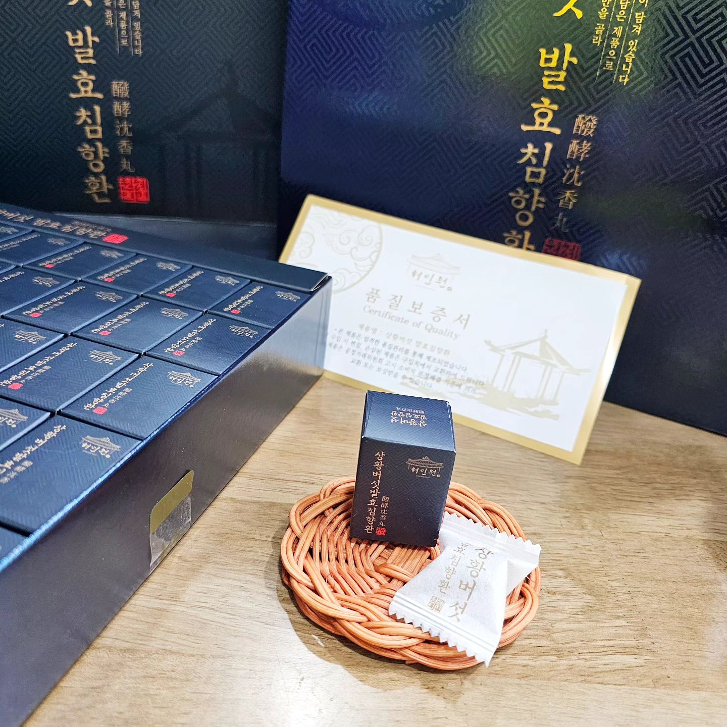 #협찬 명절선물 뭐하지?
보통 용돈을 가장 많이하시죠?
저는...돈으로만 드리면 거의 애들 용돈으로 다시주시곤하고, 스스로는 건강관련된걸 사드시지않아서 일부러 드시라고 따로 챙겨드리는편인데..
ㆍ
이번엔 버섯의 황제인 상황버섯과 높은 함량의 발효침향 혼합분말, 그리고 밀크씨슬, 홍삼, 녹용, 숙지황, 산수유, 오미자 등의 부원료까지 들어간
🔸️혜민원 상황버섯 발효침향환🔸️도 드리려고해요.
ㆍ
혜민원은 정직한 재료와 정직한 마음으로 국내외전문가들과 함께 GMP시설에서 정성껏 만들며, 식약처에서 인증된 믿을 수있는 제품을 만듭니다.
'버섯의 황제 상황버섯' 은 항산화 성분인 폴리페놀이 표고버섯의 32배, 
영지버섯의 6배 정도 함유되어 노화를 예방하고 간기능개선, 피로회복에 도움을 줍니다.
ㆍ
풍부한 베타글루칸 성분은 항암작용과 면역력 증진에 도움을 주며, 인슐린 분비를 촉진하여
당뇨예방에 도움을 주고 혈관청소부 역할도 해준다고해요.
ㆍ
40%라는 역대급 침향혼합분말이 함유되어있는 혜민원 상황버섯발효침향환 !
ㆍ
세계 3대 귀한 향중의 하나인 침향은 침향나무에서 분비되는 나무진이 오랜세월 수백년에 거치면서
만들어진 독특한 향과 귀한 원료로 유명한 프리미엄 원료입니다.
영양성분이 더 강화되고 체내 흡수율도 높아지도록 일반침향이 아닌 발효침향이라는거!
ㆍ
꿀이들어가서 쌉싸름에 단맛이돌아서 먹기도 좋고 그냥 씹어먹음되서 간편하답니다^^
건강을 위한 선물을 생각하신다면
홈피신규가입시 포인트도주고 현재할인이벤트 중이니 참고하심 좋을것같아요^^
ㆍ
ㆍ
ㆍ
ㆍ
ㆍ
ㆍ
ㆍ
ㆍ
#부모님선물추천 #설날선물추천 #명절선물추천 #혜민원 #침향환 #상황버섯발효침향환 #발효침향 #건강기능식품 #건강스타그램 #부모님을위해 #신제품 #parentsgift
#gift