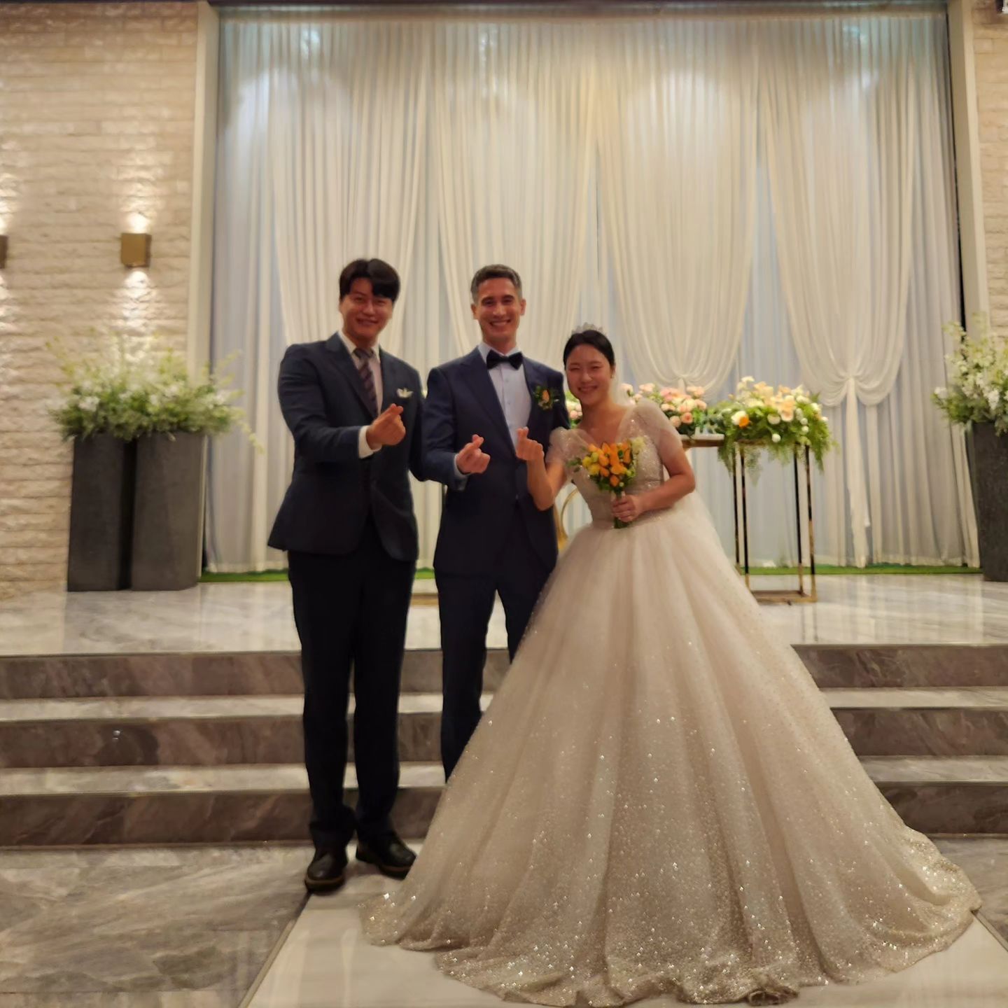 #영어사회자 #영어MC
오늘의 카톡으로 문의주시고 예약주신
🇲🇫프랑스 신랑님 & 🇰🇷한국 신부님의
소중한 #국제결혼식 후기에요 🤵🏼👰🏻♀️
요즘 결혼식의 트렌드인 양가부모님의
입장으로 시작 된 이번 예식은 특별히,
신랑신부님 께서 손수 준비하신 두사람의
성장과정과, 양가부모님께 드리는 감사의 마음을
영상으로 만들어 상영하여 너무 감동적이었어요♡
이날 하필이면 온종일 폭우가 쏟아지는 바람에
서울시내 도로가 여기저기 마비 되었는데요,
다행이도 예식시간이 다가오자 거짓말처럼
비가 그치고, 무사히 예식 진행 될 수 있었어요 :)
___________________________________________
✔인스타그램 으로 전문사회 / 영어사회 예약 시
#색소폰 축주 1곡 서비스 (무료) 진행 해 드립니다🎵
※단, 서울/수도권 지역에 한함
(지방의 경우 소정의 추가비용 발생
✔영어사회자/한영사회자
✔국제결혼식/주례없는예식
(결혼식 식순 컨설팅 전문)
✔결혼식사회 경력 10년
✔기업행사/국제행사/연말행사 등
DM 또는 카카오톡 (프로필참조) 문의 주세요 :)
#전문사회자 #한영사회자 #웨딩홀추천
#웨딩홀리뷰 #국제커플 #결혼식사회자
#영어사회자이재원