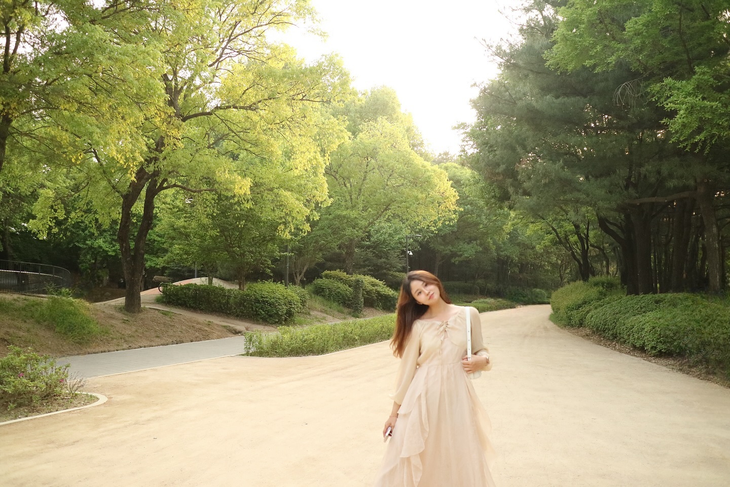 아무런 걱정없이 내가 좋아하는 사람들이랑
작은 마을에서 다같이 모여서 오손도손 살고 싶다

#디카감성 #여름인듯 #봄