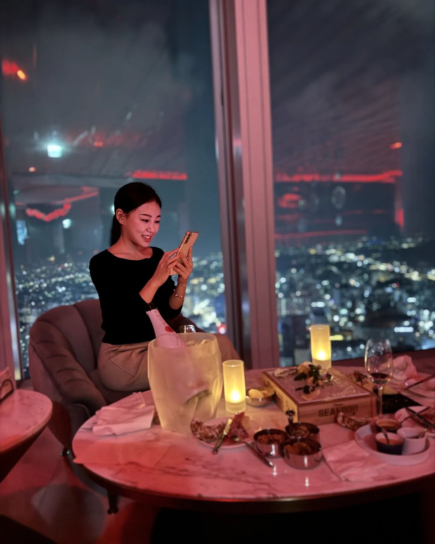#grandhyattjeju #jejudreamtower
👨‍👩‍👧‍👦👨‍👩‍👧‍👦👨‍👩‍👧‍👦
각 집마다 애둘이라 놀이방있는 갈빗집에서 1차하느라 ootd가 #엄마룩 인게 짱나지만..ㅠ
그래도 얼마만에 #샴팡 이야~🥂 넘 좋아따💫

위스키마셔야된다는 어떤 언니께
"언니!! 집에서 혼자 소주맥주위스키막걸리레드화이트 다 마셔도 샴페인은 혼자 못마셔요!! 샴페인 혼자마시면 진짜 맛없고 기분쳐져! 닫지도 못해요~🤣"
하니 바로 수긍ㅋㅋㅋㅎㅎㅎ

이미 1차로 너무 배불러서 백만원의 반도 못쓰고 나왔지만-_- (와이프들만 2차 보내줄줄 알았나ㅠㅠㅠ)
그래도 나빼고 다 가본것같은 38라운지 너무 와보고싶었어서 만족😍
적당히 놀았으니 담에 또 보내주겠지??하하하

#다시그려보는큰그림
#사랑스러운남편들 #동업자들
#육아를부탁해 #자유부인