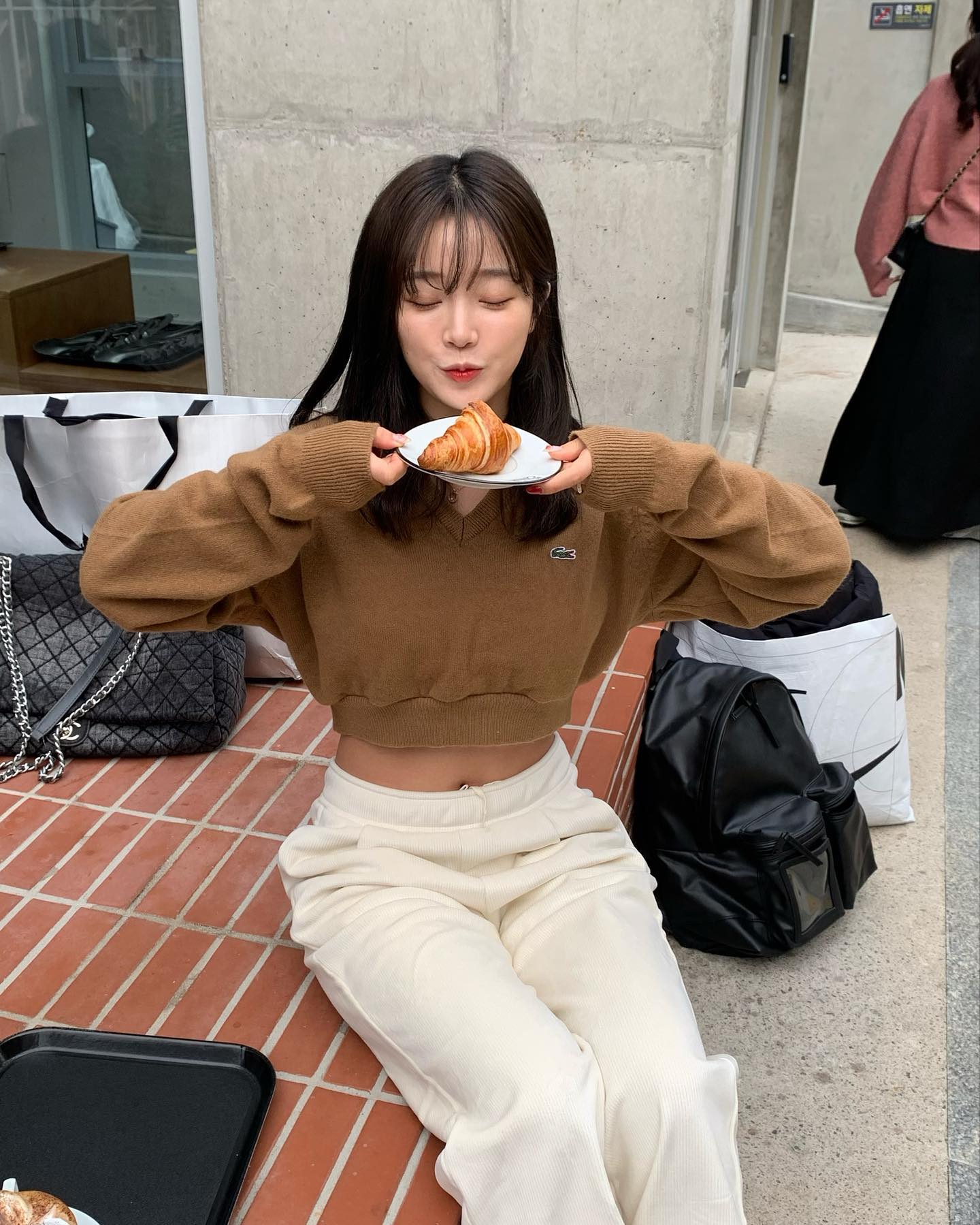나 대왕 크로와상 머그러 갔는데...
없어서 슬펐지만 ㅜㅜ 바지가 이뻐서 기분 조아따ღ 코듀로이 화이트 와이드 팬츠임미당 ? #뮬라웨어스타일가이더 #뮬라웨어 #mulawear