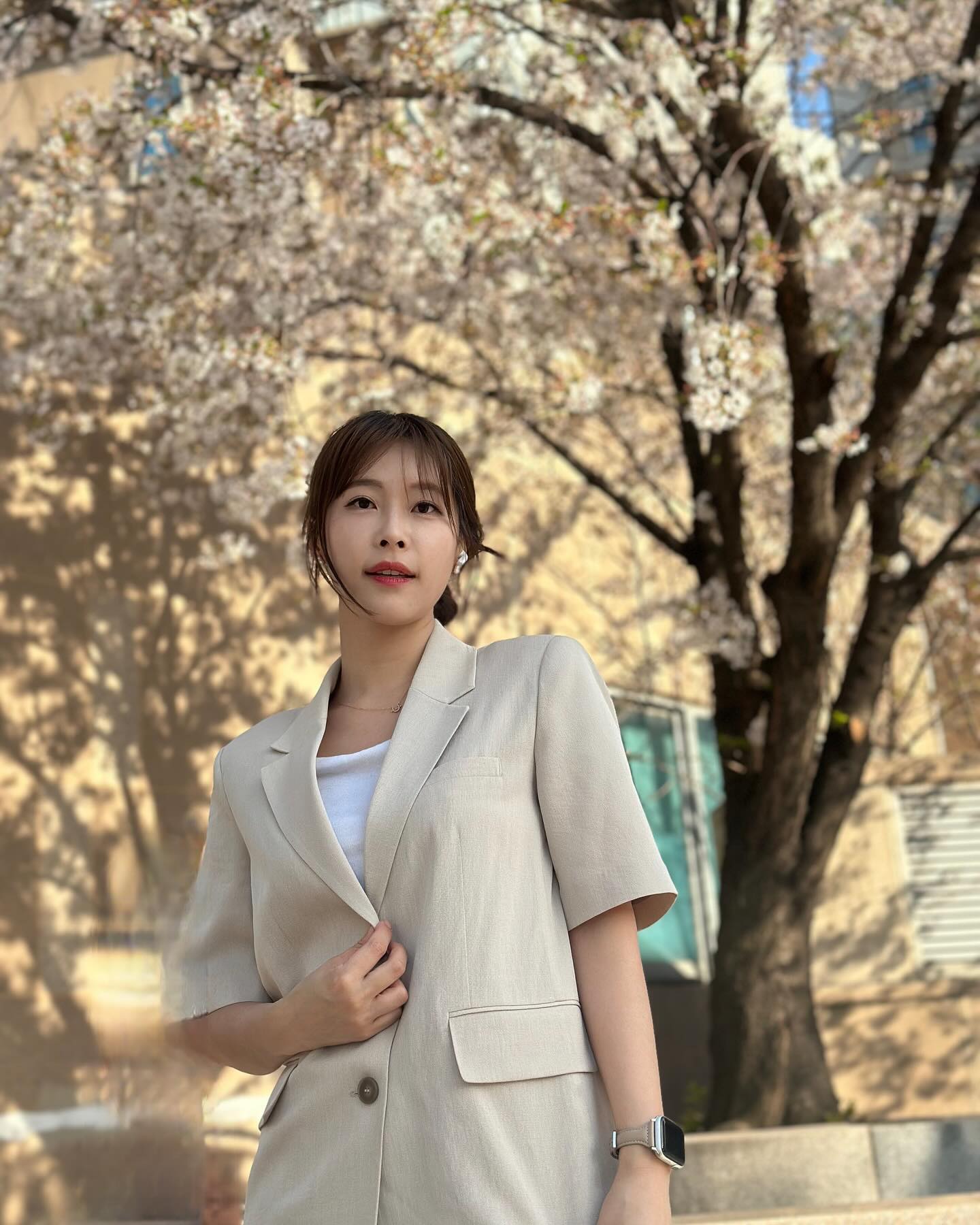 #광고 미쏘의 여름 자켓을 입어봤어요🤍

얇은 린넨 소재라 여름에 입기에 딱!
너무 이쁘지 않나요?>_<
소재도 부드러워 살에 닿는 느낌도 넘 좋아요 
은은한 광택이 고급스러워 보이는 느낌? 
단추컬러 포인트로 너무 예쁜 이 자켓은 
여름에 제주도가서 입으려구요! ٩(๑❛ᴗ❛๑)۶

mixxo_korea
#미쏘티디 #미쏘 #봄코디 #데일리코디 #데일리룩 #오오티디