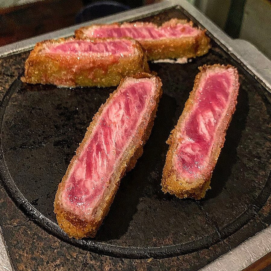 👉 후라토식당

. 맛집이라 퇴근후 바로 갔는데도 웨이팅 하여 먹었어요.
대표 메뉴인 규카츠 주문!!
레어 상태로 화로에 직접 구워 먹는 부드러운 
후라토식당만의 차별화 된 숙성 규카츠로
하나하나 취향껏 구워먹는 재미가 있어서 더욱 맛있었어요.

. 고기도 부드럽고 겉바속촉으로 먹기 좋아서 취저‼️
원하는 굽기로 구워서 먹을수 있어서
계속 먹다보니 어느순간 없어져서 아쉽😭😭
판교맛집을 찾으면 후라토 추천이에요 :)

✔️ 규카츠 18,000₩

📍 영업시간 : 월~ 금 11:30- 22:00
📍 브레이크타임 15:00- 17:00
📍 토 일 브레이크타임 없음
📍 위치 : 경기 성남시 분당구 동판교로177번길 25 판교아브뉴프랑 2층 220호 후라토식당

#맛스타그램 #맛스타 #맛집 #밥집 ​#먹스타그램 #먹그램 #먹스타 #일상스타그램 #일상그램 #일상 #푸드 #내돈내산 #회사원점심 #후라토 #판교맛집 #아브뉴프랑맛집 #판교역맛집 #후라토식당아브뉴프랑 #후라토식당 #규카츠 #판교규카츠 #분당맛집 #얌쓰_판교