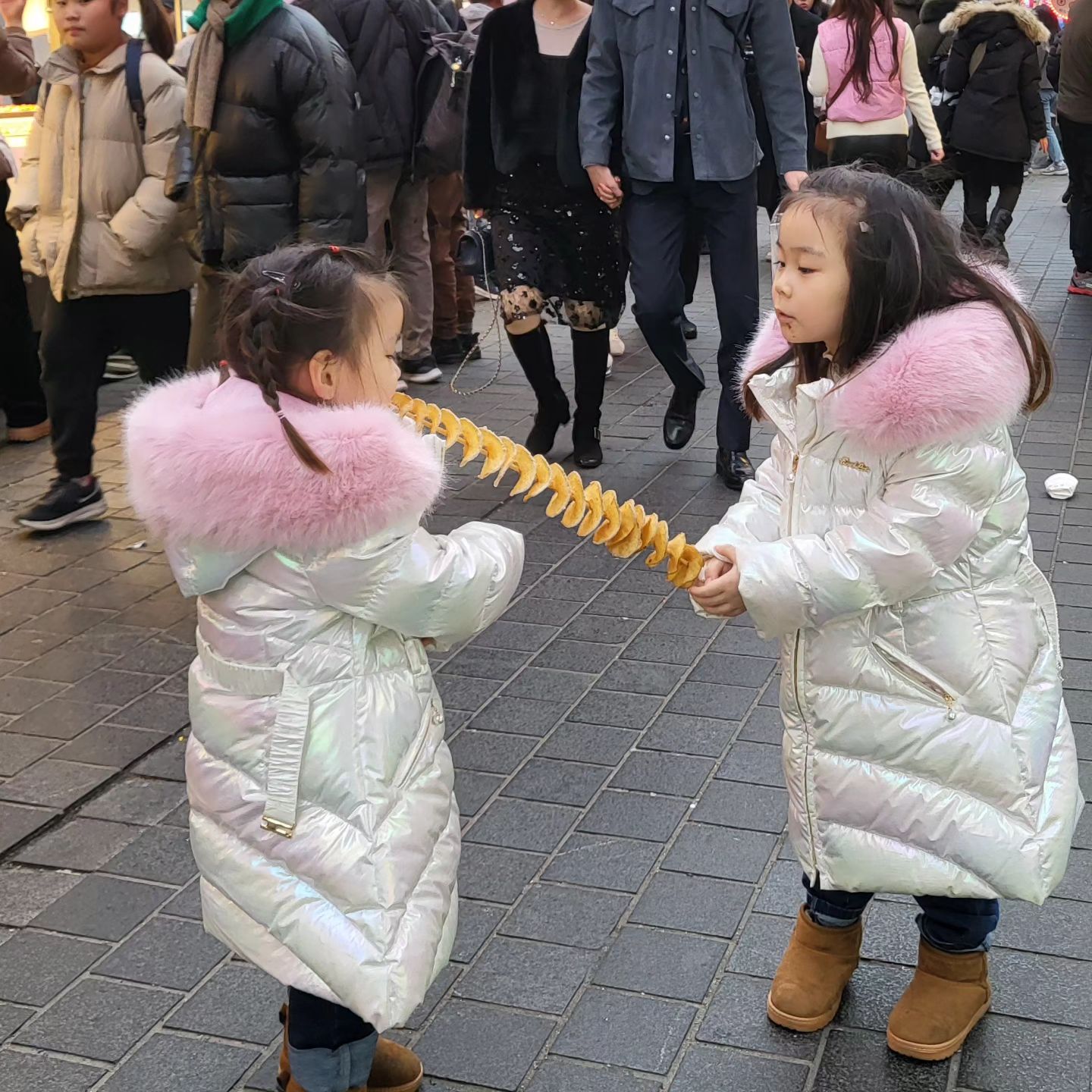 지하철이 타보고싶다길레, 할머니집에 차세워두고 지하철타고 명동으로 슝 
재미나게 놀고 구경하니 다리아프다는 아강이들
갈때는 버스도 타보고싶다했지만 버스안탄지오래되서 어디에 무슨버스가있는지모름... 지하철 타고 다시 할머니집으로
.
이른저녁 든든히먹고 집으로 왔다
요즘 바빠서 놀러가지도못하고 일집일집 반복이였는데 
이제 바쁜시기 끝났으니 신나게놀자 아강이들아♡