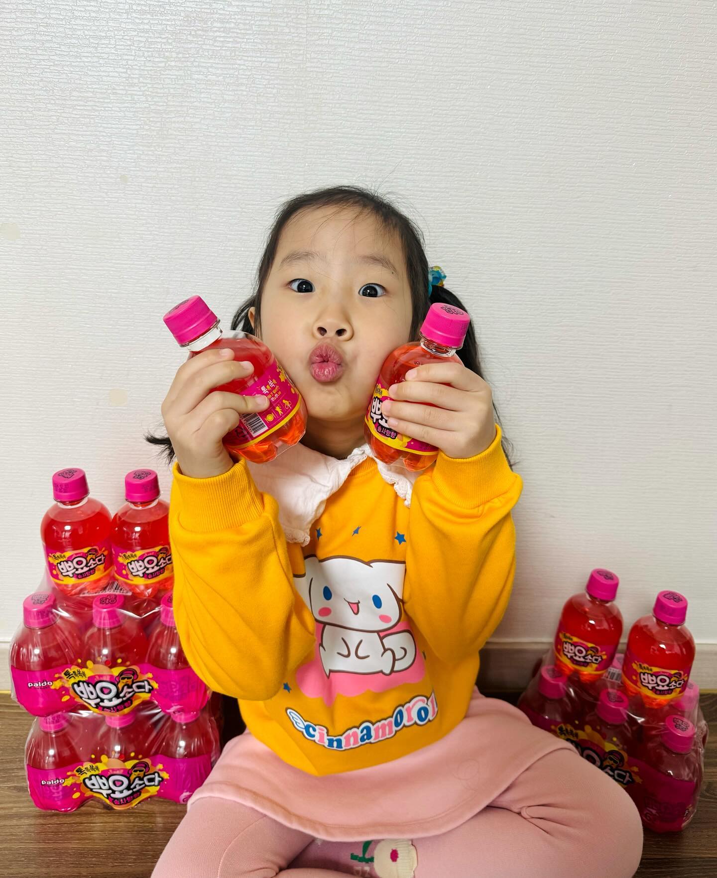 #제품제공 paldofood 

나 어릴때 소풍때 챙겨다니고 먹었던 음료를 
자두랑 함께 할 수 있다니🩷

여전히 뿌요스런 통에 
톡톡한 솜사탕맛🍭

크기가 앙증스럽고 동그래서 
외출시 가방에 쏙 넣고 다니기 좋은 사이즈👍

어른이 돼서 마셔보니 
톡톡하게 달달해서 그런지 알콜에 타먹으면 
맛있을 맛🤣🤣

#뿌요소다솜사탕향 #편의점입점 #추억의음료