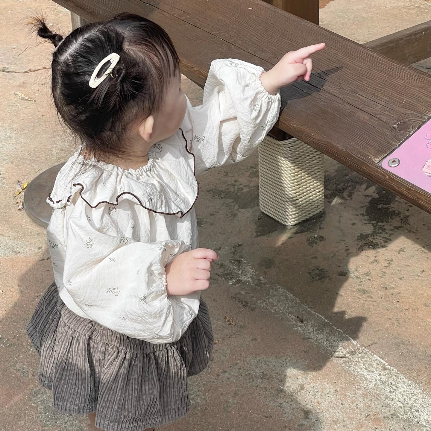 :
뒤늦게 올려보는 에버랜드 나들이🎠

이안이가 나비 발견하고 ‘나비나비!’ 외치니까
갑자기 이안이 앞에 딱 앉아준거 넘 신기함🫢

손발에 뭐 뭍는거 진짜 예민해서
모래놀이터 안좋아할 줄 알았는데
집가서 옷갈아입을때 거실도 모래사장됨😇