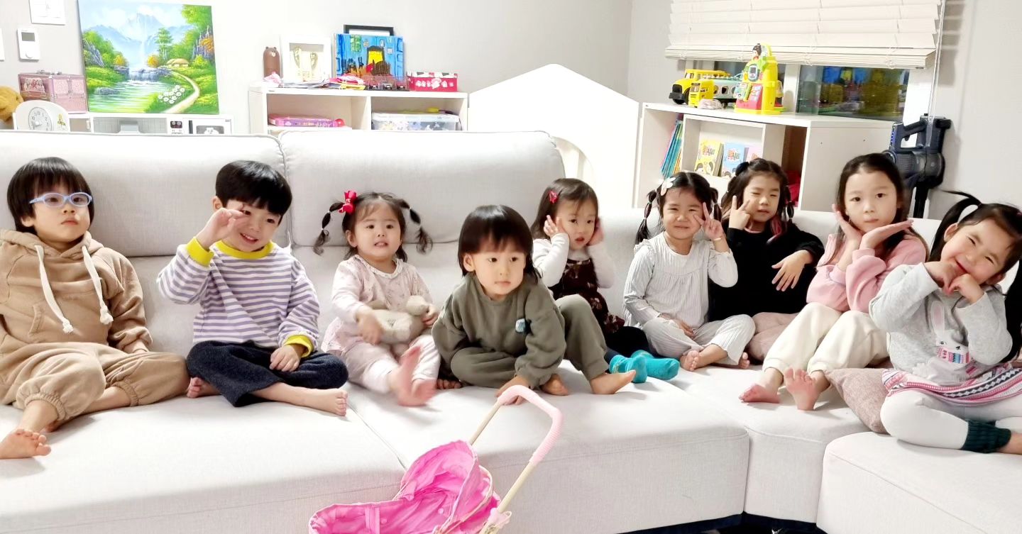 #이화조동모임 #급모임 #가족들모임❤️ #조동모임
.
정말 급! 으로 모이게 된 이화조동 ㅎㅎㅎ 
6년째〰️못온팀 두팀,  4집이 모였는데 애들이 이리 바글바글.
자기들끼리 무궁화 꽃이 피었습니다하고 우르르 몰려다니고
다컸다 니들 ㅎㅎ 사진찍는데 어린이집인줄 ㅎㅎㅎ 
올해도 건강하게 잘크자 친구들 〰️ 🫶 🩷
언니오빠동생들도 각자 잘지내고 또보자~~~💛
닭찜,오뎅탕,김치전으로 저녁 맛나게 준비해준 
남편도 고생많았당 👏👍
.
#돼지띠모임🐷 #19년생 #9살5살4살은덤. ㅋㅋㅋ