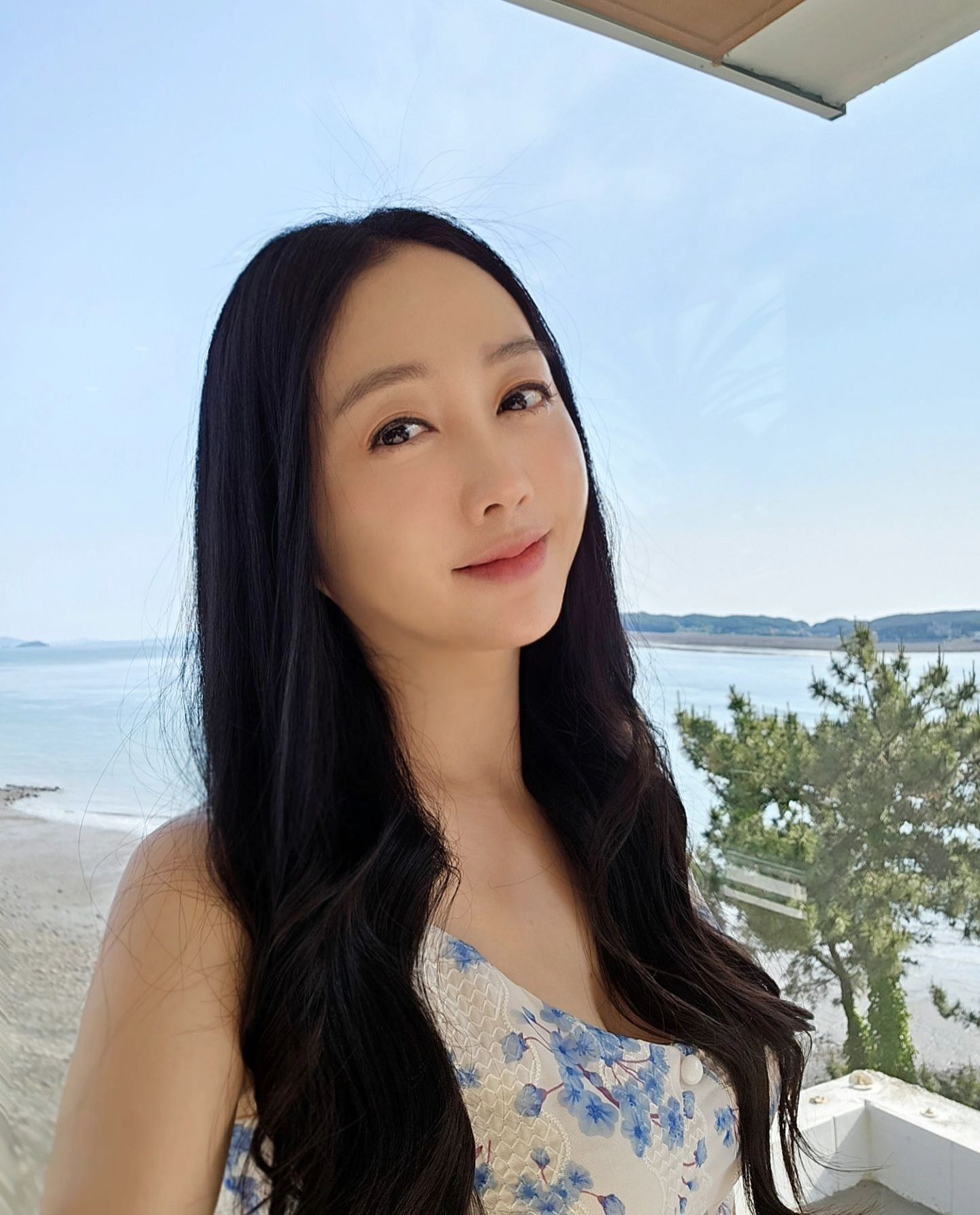 ㅤ
휴가 앞두고 계속 신경 쓰였던 #팔자주름
리프팅 장인으로 유명한 원장님 영상을 보고
'어디 병원이지?' 검색 후 후기도 넘 좋아서
#오브의원 '여기다' 싶어 다녀왔어요
실리프팅 잘하시는 원장님 이시라면
필러 또한 자연스럽게 채워주실 것 같은 느낌!
역시 제 예상이 맞았네요
병원 인테리어는 호텔같이 어쩜 그리 예쁘던지~
타임 당 1명만 고객 예약을 받아서
정신없던 다른 #강남피부과 와는 차원이 다른!
여유롭게 진행 된 상담과 시술도 넘 좋았고요

저의 꺼진 팔자를 채워준 필러는
#쥬브겔 이란 제품 이었는데
기존 HA 히알루론산 필러는 볼륨감 개선만 가능했다면
이번에 맞아 본 쥬브겔은HA + PN 폴리뉴클레오타이드 성분
(스킨부스터 주성분)을 혼합 해서
시술 후 잔주름은 물론 건조함 개선까지 
느껴볼 수 있다고 말씀 해주셨는데 역시!!
팔자만 맞았는데도 피부가 넘 좋아진 기분에
자신감 상승인 요즘 이네요~
자연스럽게 채워주셔서 너무 맘에 들어요

#강남피부과 #강남역피부과 #강남피부과추천 #강남역필러
#오브의원 #쥬브겔 #JUVEGEL #쥬브겔필러 #쥬브겔팔자필러 #쥬브겔후기 #쥬브겔내돈내산 #필러추천 #팔자필러 #팔자필러추천 #입술필러
