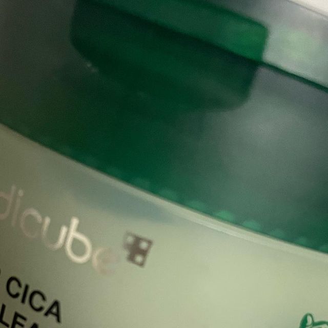 ෆ우지니 on Instagram: "#광고 메디큐브 시카라인 쓰다가 이번 기회에 클렌징밤도 써보게 됐는데 저자극에 너무 촉촉하고 눈화장도 쉽게 지워지는 게 민감한 저에게 딱 맞춘 제품이라는