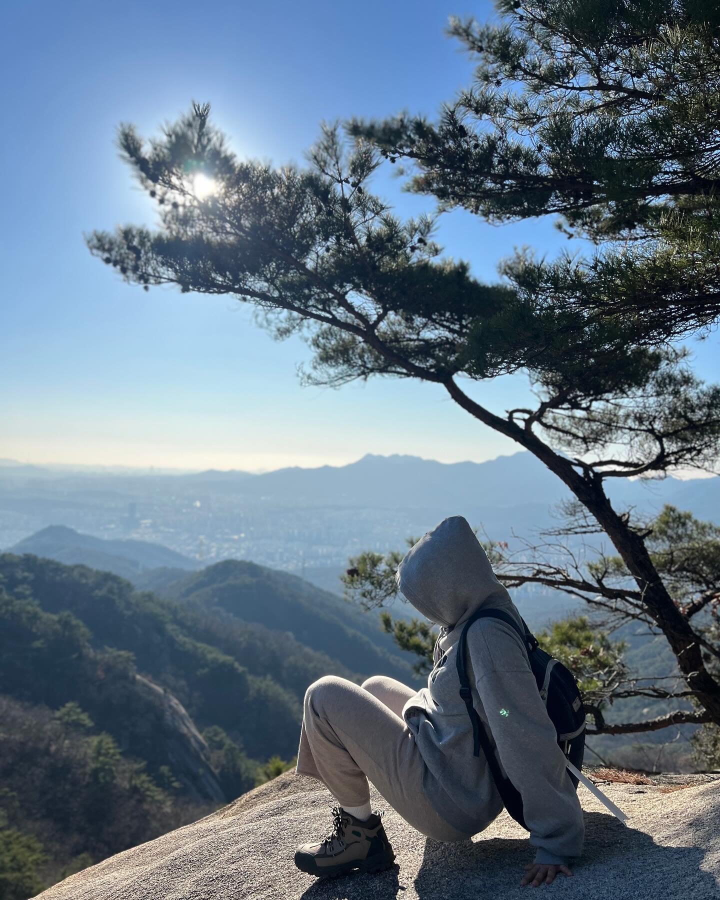 ⛰️
.
640m라고 해서
추위만 피할 정도로 껴입고 갔는데
나만 광교산룩이고 다들 풀세팅!
나름 챙긴다고 가방까지 둘러메고왔는데
기어다닐 장갑 못챙긴게 슬픈 포인트 
특히 장암역 하산코스 헬이였다
#등린이의도전 은 계-속. 😉
#첫100대명산 #100대명산 #수락산