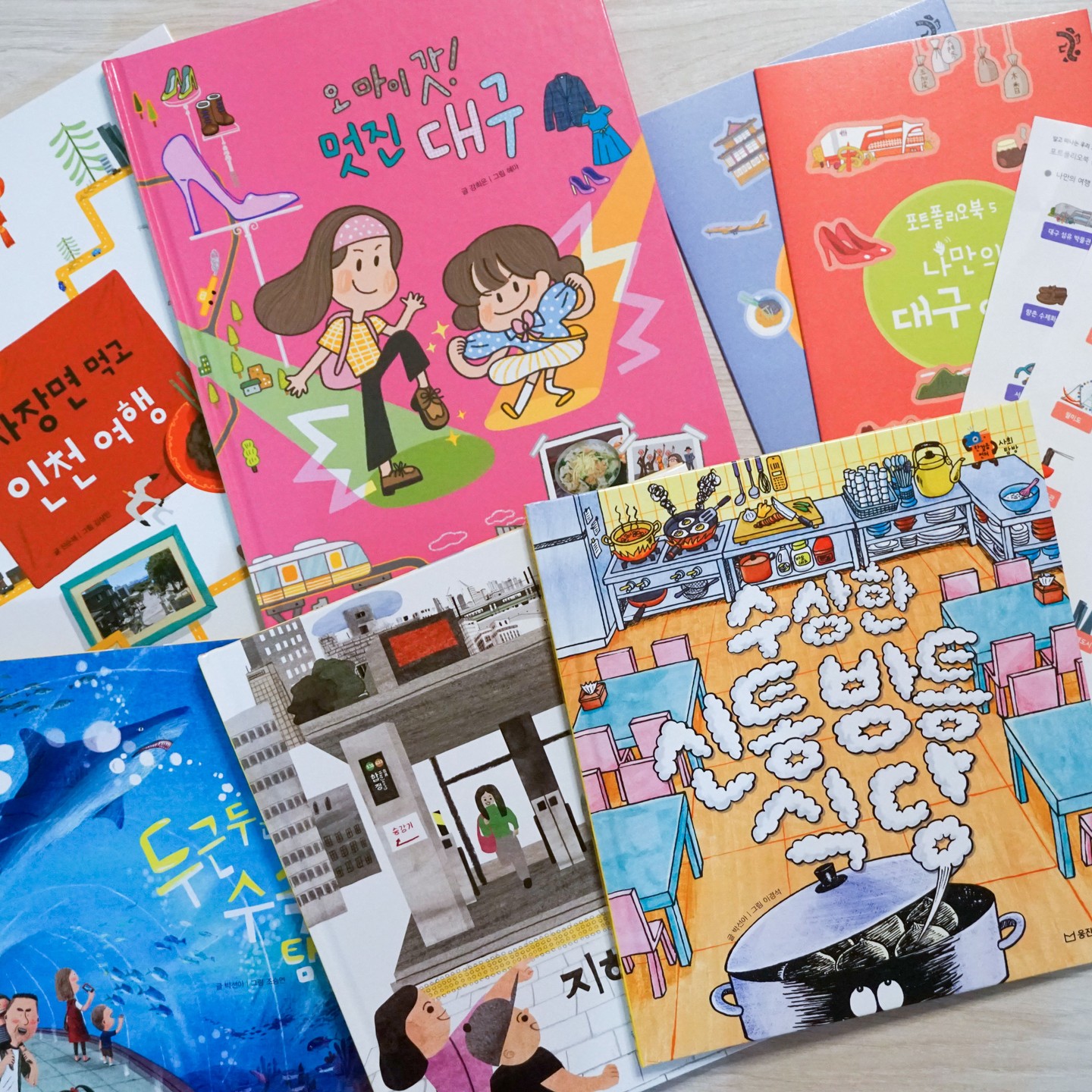 #협찬

우리집 호기심대장의 궁금증을 풀어주기위해
다양한 책들을 읽어주고 있는데요.
요즘은 일상생활 속 장소나 직업들에 관심이 많더라고요.
제가 아는 선에서 대답해주기에는 아이의 눈높이에 적절하지 않는듯해서 고민하던 중 웅진전집의 <#한걸음먼저사회탐방>, <#알고떠나는우리도시탐방>을 만났죠.

재미있는 이야기로 다양한 장소, 직업에 대해 배울 수 있었고,
또 인터랙티브북을 통해 AR직업체험도 가능한 등의 장점이 있었는데요.
책을 읽으면서 다양한 배경지식을 습득하고
그걸 일상생활 속에서 찾아내서 말하는 모습을 보니 참 뿌듯하더라고요.

즐겁게 독서하고 생각도 쑥쑥 키울 수 있어서
만족스러운 웅진전집, 웅진북클럽 추천이에용 :)

#웅진북클럽 #웅진전집 #유아전집 #북크닉 #한걸음먼저사회탐방 #알고떠나는우리도시탐방 #웅진북패드 #웅진바이백 #바이백 #유아사회전집