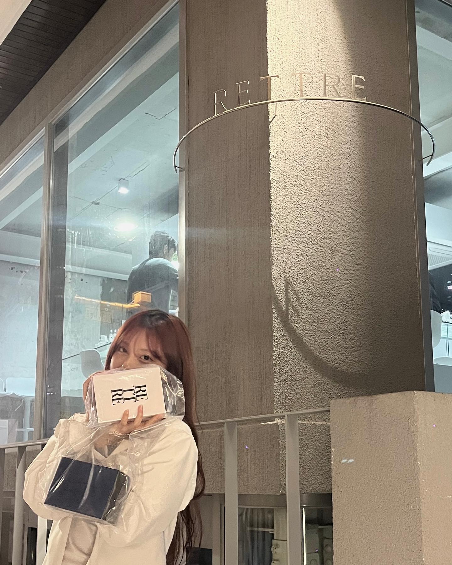 성수에 위치한 향수공방인 ‘레트르 성수’에 다녀왔습니다..♡
레트르 성수는 <추억과 시간을 향으로 기록하는 향수공방> 이라는 소개글을 읽고 방문을 했었는데요
실제로 클래스 진행 과정에 과거/현재/미래의 시간을 다루어서 조향을 진행하더라구요!! 그냥 단순히 좋은 향만을 목적으로 하는게 아닌 그 안에 담기는 의미까지 생각하면서 즐길 수 있어서 좋았습니다
클래스를 진행하면서 설명해주시는 직원분들도 다들 너무 유쾌하시고 재밌으셔서 정말 즐겁게 시간 보내다 온 것 같습니다!!

그리고 향수 공방 최초로 ‘1년 뒤 나에게 보낼 수 있는 편지를 작성하는 시간’ 인 레트르 프로젝트 과정이 있었는데요! 미래의 본인에게 보내도 좋고 함께 간 연인 혹은 친구에게도 보낼 수 있습니다!
향으로 기억될 오늘이 소중하게 느껴지는 시간이었어요!!🥹

내부 인테리어도 너무 예뻐서 데이트 코스에 넣는다면 연인에게 칭찬 한가득 들으실 수 있을겁니다.. 제가 장담해드릴게요😎

❗️성수역 4번출구에서 5분 거리에 위치해있어 접근성도 매우 좋아요!
다들 시간 되시면 꼭 한번 방문해보시길 추천드릴게요♡

#성수향수공방 #레트르성수 #향수공방 #성수공방 #성수데이트 #성수놀거리 #성수핫플 #원데이클래스 #성수원데이클래스 #데이트추천 #공방추천 #향수추천 #성수동핫플레이스 #성수동데이트 #서울데이트 #서울가볼만한곳 #서울핫플레이스 #서울데이트코스 #성수