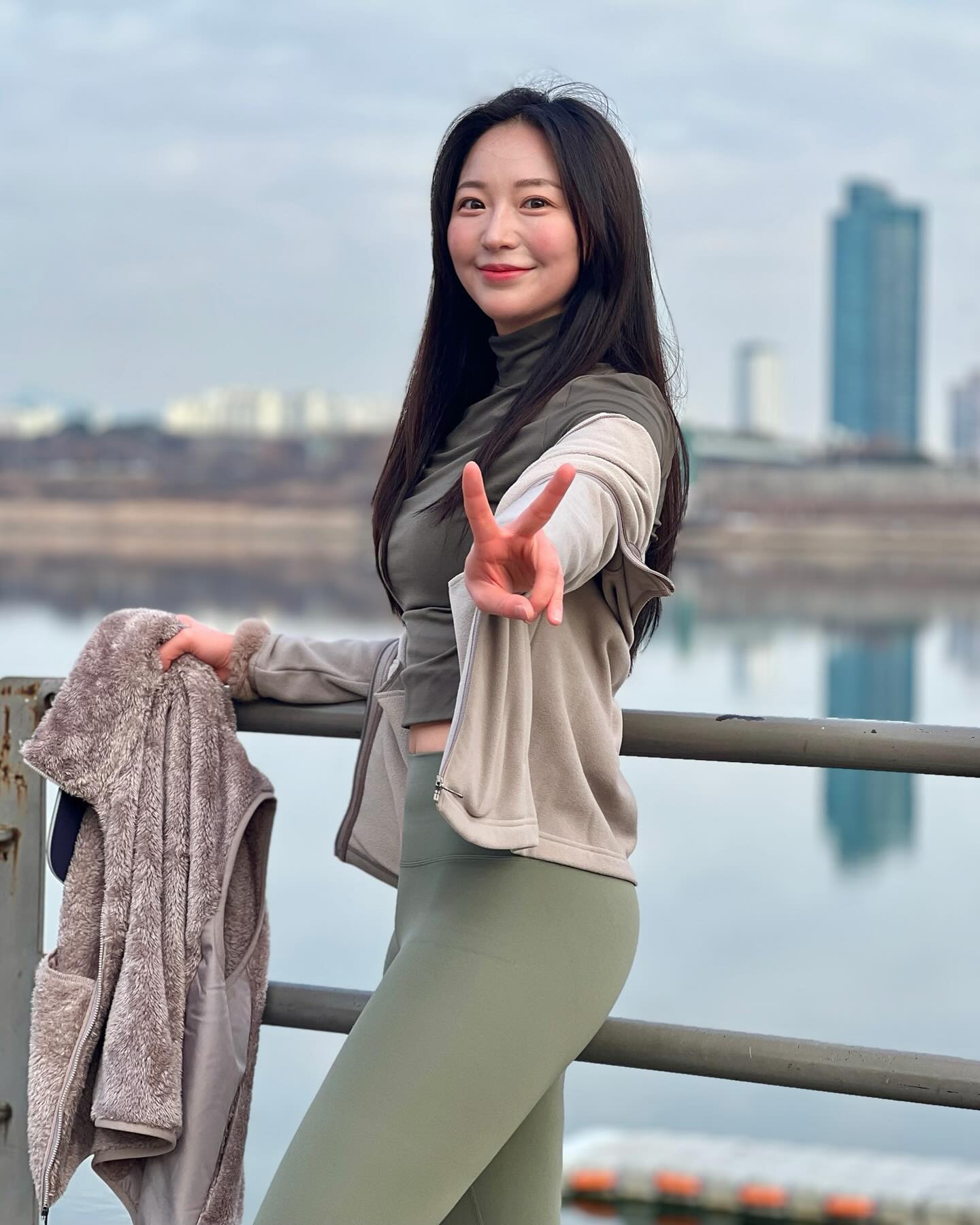 .
요즘들어 더 빨리 운동을 시작했더라면 얼마나 좋았을까
하는 생각이 자주 든다
자타공인 강철체력이었던 20대 때 시작했다면 좋았을텐데!!ㅋㅋ

이제는 체력분배하면서 무리하지않고,
다치지않게 운동해야 할 나이라서😂
아쉬운 마음🥲

그치만 남은 날 중엔 지금이 가장 빠르니까!!
자랑할만큼 대단하진 않아도 
남은 평생을 운동을 가까이하는 삶 살아야지🔥🔥🔥