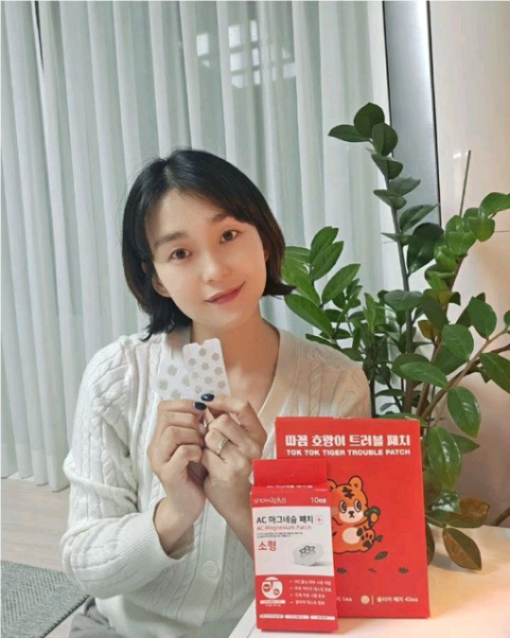 #광고 snow2plus_official

올리브영에서 핫한 여드름패치
써보니까 이거 정말 효과 좋은걸요?!

#스노우투플러스AC마그네슙패치
트러블이 올라왔다면?!
고민 없이 착붙이기만 해주세요~!!

인체 필수 성분인데 특허받은 기술력과 고순도 마그네슘 99.9% 들어있어서 트러블 케어에 효과가 아주 좋아요.

여기에 시카, 티트리, 유칼립투스 오일 함유를 더하여 진정 케어까지 가능하답니다. 자기 전 부착 후 다음에 아침에 뗴어내면 즉각적인 케어가 가능해(8시간안에 진정) 간편하게 케어하기 너무 좋았답니다!!

2024.08 기준으로 누적판매 수량 6천만개면 말 다했죠!?

올리브영 '오늘의 특가' 프로모션 정보 알려드릴게요~!
- 기간 : 9/28
- 제품 : AC 마그네슘 패치 소형
- 가격 : 9,800원 → 5,880원 

#스노우패치 #스노우투플러스 #여드름패치 #여드름고민 #트러블패치 #여드름케어 #올영여드름패치 #올영추천 #마그네슘패치 #올리브영 #올리브영패치#뾰꾸#여드름 #피부트러블