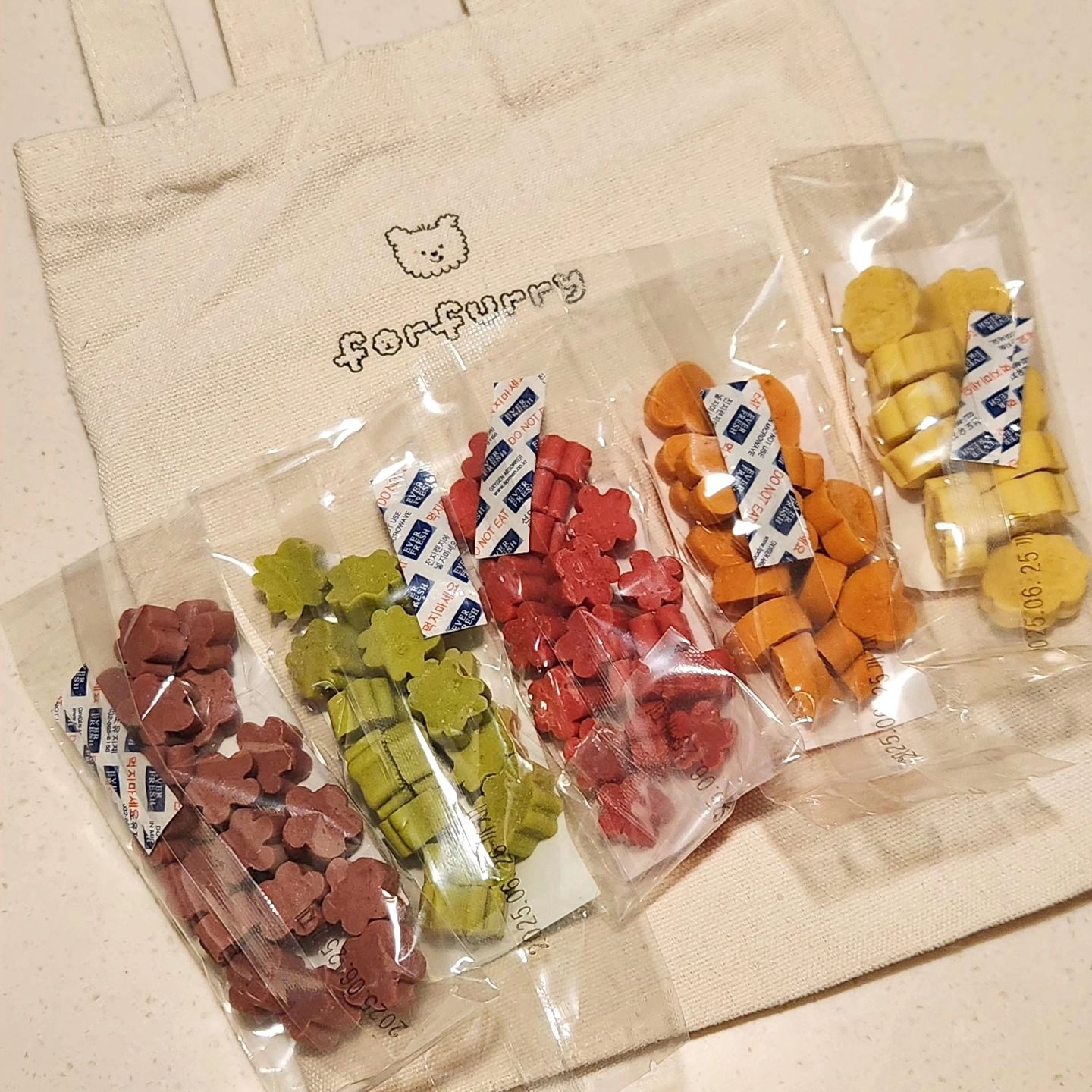 어머니들 야채 품질 가격 맹엄마 픽 못 따라 옵니다 
#갑자기시장터 

과일 야채 값이 금값인디 26일까지 특급가로 땡처리 할게요⏰️

현재 주문건은 10개 세트가 제일 인기가 많아요
포퍼리 간식 10개+에코백1개+간식증정 2개 개이득이죠
그치만 니플 대표님은 호주머니가 덜덜 거리신데요 ㅋㅋㅋㅋㅋ
대표님 죄송하지만 저는 견주님들만 만족 하시면 되요 ^^ ㅎㅎ 

🍓딸기 
- 비타민 c, b1, b6, k 가 들어있어서 겨울철 낮아진 면역체계를 튼튼하게 채워줍니다. 
- 엽산, 마그네슘, 칼륨, 요오드 등 미네랄이 풍부해서 결핍된 영양소를 채워줍니다. 

🫐블루베리 
눈건강 암,노화예방 뇌기능향상 혈액순환 변비예방 

🥦브로콜리 
항암과 해독작용에 좋으며, 장건강과 면역력증가에 도움을 준다고해요 또한, 콜레스테롤을 낮춰주고 잇몸과 이빨을 깨끗하게 해준다고 합니다

🥕당근 
눈에좋은음식인 당근은 시력 저하 예방에도 많은 도움이 돼 예방 차원으로 급여하면 백내장 및 기타 안구질환을 서서히 늦출수 있다고 합니다 또 심장병예방 장을 튼튼하게 해주고 피를 맑게 도와줍니다 

🥭망고
망고에는 카로테노이드, 칼륨, 비타민, 미네랄이 풍부하다
카로테노이드는 주황색, 황색, 적색의 야채 및 과일에 풍부하게 함유되어 있고 체내에서 항산화 물질로 작용하며 세포 손상이나 노화를 방지하는 효과가 있습니다

공구기간 : 8.24~8.26

공구상품 : 

3개세트
5,700원

5개세트 
오골계슬라이스 100g&돼지코3p 1개 랜덤 증정 9,500

10개세트
에코백+오골계슬라이스 100g&돼지코3p 2개 랜덤 증정 18,000원

⚠️상품 종류는 자유롭게 고르셔도 되고 3개이상부터 구매 가능합니다
원하시는 종류를 주문서 전달 메세지에 남겨주세요⚠️

출고기간 : 공구마감 후 순차적 발송

주문은 프로필 하단 링크로 부탁드려요