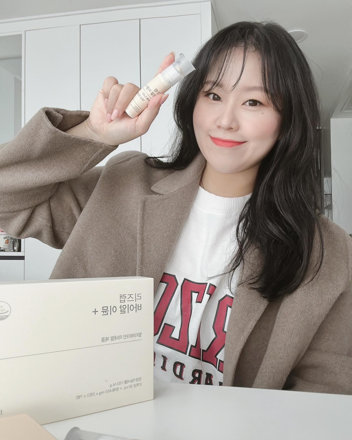 #협찬

하루종일 서서 일하는 나에게 이뮨은 선택아닌 필수! 건강에 좋다는 이뮨 참 많이도 먹어 본 것 같아요.그중에 맛도 좋고 잘 맞는 제품인 “ 리즈랩 바이알 이뮨 플러스 ”를 소개해 볼까 해요. 

국내 최초, 최다 22종 영양소 함유되어있는 리즈랩! 기존 19종 영양소보다 ‘비타민B2,비타민B12,마그네슘’ 3가지 영양소가 더 함유되어 업그레이드 되었어요.  정제크기 그대로 영양소가 추가!!!

그래서인지 컨디션 난조로 축축 쳐질때 확실히 리즈랩 효과를 맛 봤어요. 체력을 조금 더 끌어 올려주고 더불어 집중력도 올라가는 느낌이랄까요~?!✨

감각적인 베이지 톤온톤의 디자인 패키징은 딱 제 스타일인거 있죠. ㅎ ㅎ 내부 단상자 정면에 요일이 적혀있어 섭취하며 체크까지 가능해요. 깔끔하고 고급스러워 부담없이 선물하기에도 좋을것 같아요. ☺️

🏷️ 오늘의 이너뷰티 leedslab.official 

바쁜 하루 간편하게 리즈랩 한병으로 하루 영양소를 채울 수 있다는 장점! 특히, 물 없이도 어디서든 쉽고 빠르게 섭취가 가능!!

망고맛으로 남녀노소 누구나 즐길수 있어요!!

📌 빠른 배송 안내
오후 2시 이전 주문시 당일 출고! 
당일 출고 시 90% 바로 다음날 도착

세상 좋아하는 이민정님이 광고모델이라 너무나 행복~🫶🏻💕 
#이민정비타민 최고~~🧡🩷💜

.
.

#협찬 #리즈랩 #리즈랩바이알이뮨플러스 #바이알이뮨플러스 #국내최초 #국내최다 #이민정 #이민정비타민 #골프비타민 #골프필수템 #라운딩필수템 #골프선물 #운동비타민 #올인원비타민 #종합비타민 #비타민추천 #프리미엄비타민 #면역력영양제 #멀티비타민 #멀티비타민추천 #건강기능식품추천 #비타민선물 #수영하는여자 #집순이 #뷰티블로거 #✨