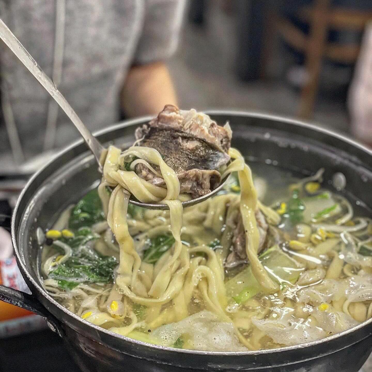 통통한 복어을 넣어 시원하게 끓인 #강남복칼국수 🐡

첫 한입 먹자마자 단전에서부터 
시원하다는말이 절로 나오는 으른의 맛 복어 칼국수 🍜
적당하고 딱 알맞게 삶아진 복어는 마치 수육을 먹는 것처럼 
담백하고 쫄깃쫄깃, 탱글탱글한 맛이 일품인 맛 이에요 🥢
향긋한 미나리와 아삭한 콩나물까지 듬뿍 들어있어 
국물과 식감을 한 뚝배기에 담은 천국의 맛 🐡
낮술하는 직장인도많은 만큼 매니아가 많은 찐 맛집이었어요🍶
비오는 흐린날씨에 몸보신 하기 좋은 복칼국슈 추천합니다~ 🍲

📍상호 : 강남복칼국수
📍주소 : 서울 서초구 서초대로74길 23 서초타운트라팰리스 2층 204호
📍영업시간 : 월~금 11:00~22:00
📍메뉴 :  복칼국수(냉/온) 1.3

#강남복칼국수 #강남역맛집 #강남맛집 
#칼국수맛집 #점심추천 #강남역핫플
