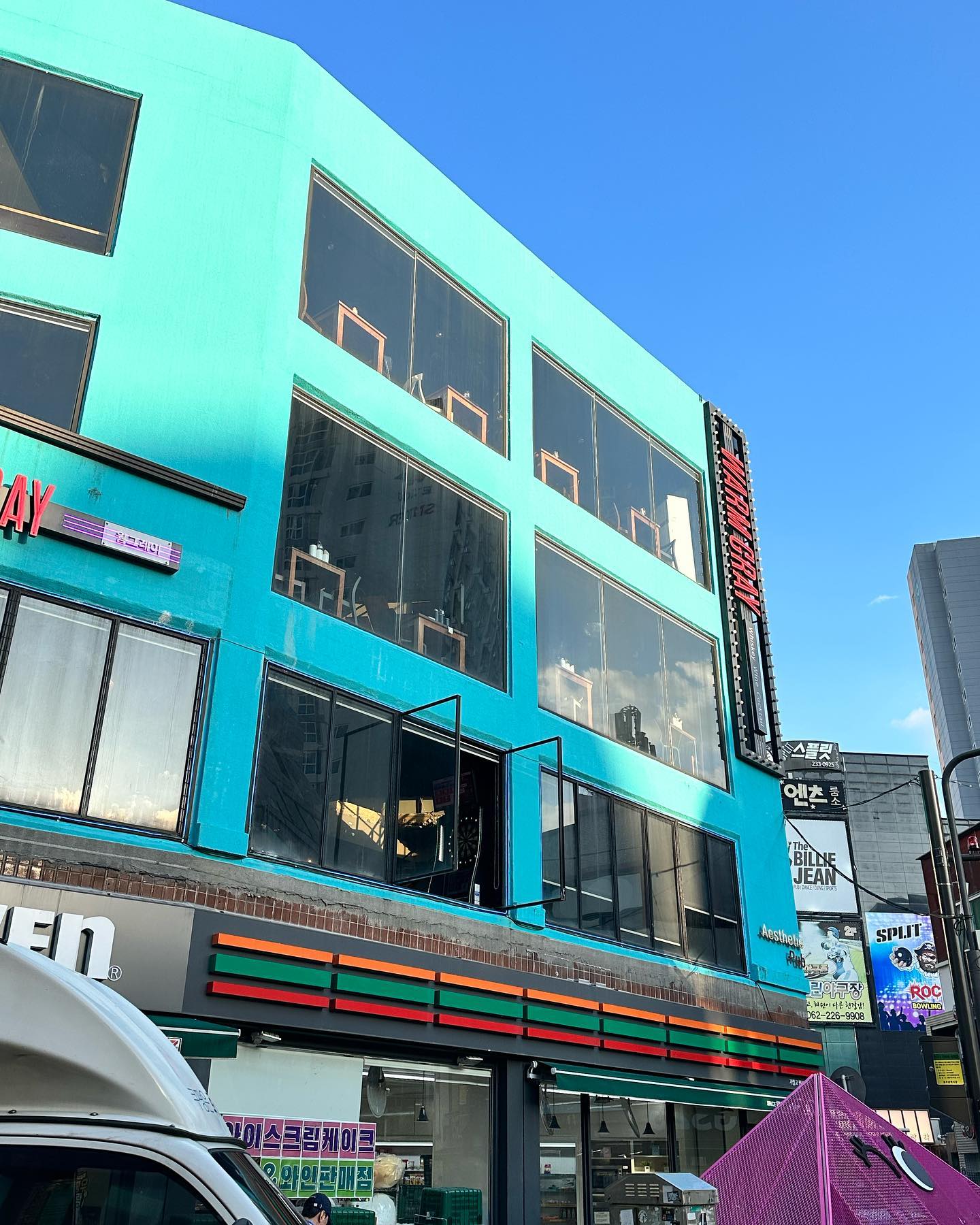 안녕하세요 스타즈 김아름입니다💕

이번 프로모션은 광주 동구에 웜그레이에 다녀왔습니다🤩
피닉스 머신은 2층에 1대 3층에 2대 
총 3대가 설치되어있습니다

3층에는 편하게 다트던질수있게 설치되어있어서
맥주나 칵테일 한잔하시면서 다트즐기기 너무 좋아요

통유리로보는 풍경이 너무예쁜 웜그레이
또 다음에 만나요🤩

#웜그레이 #광주다트 #광주술집 #광주칵테일
#광주구시청 #동구웜그레이 #예쁜술집
#다트동호회 #피닉스다트 #원리그 #피닉스스타즈