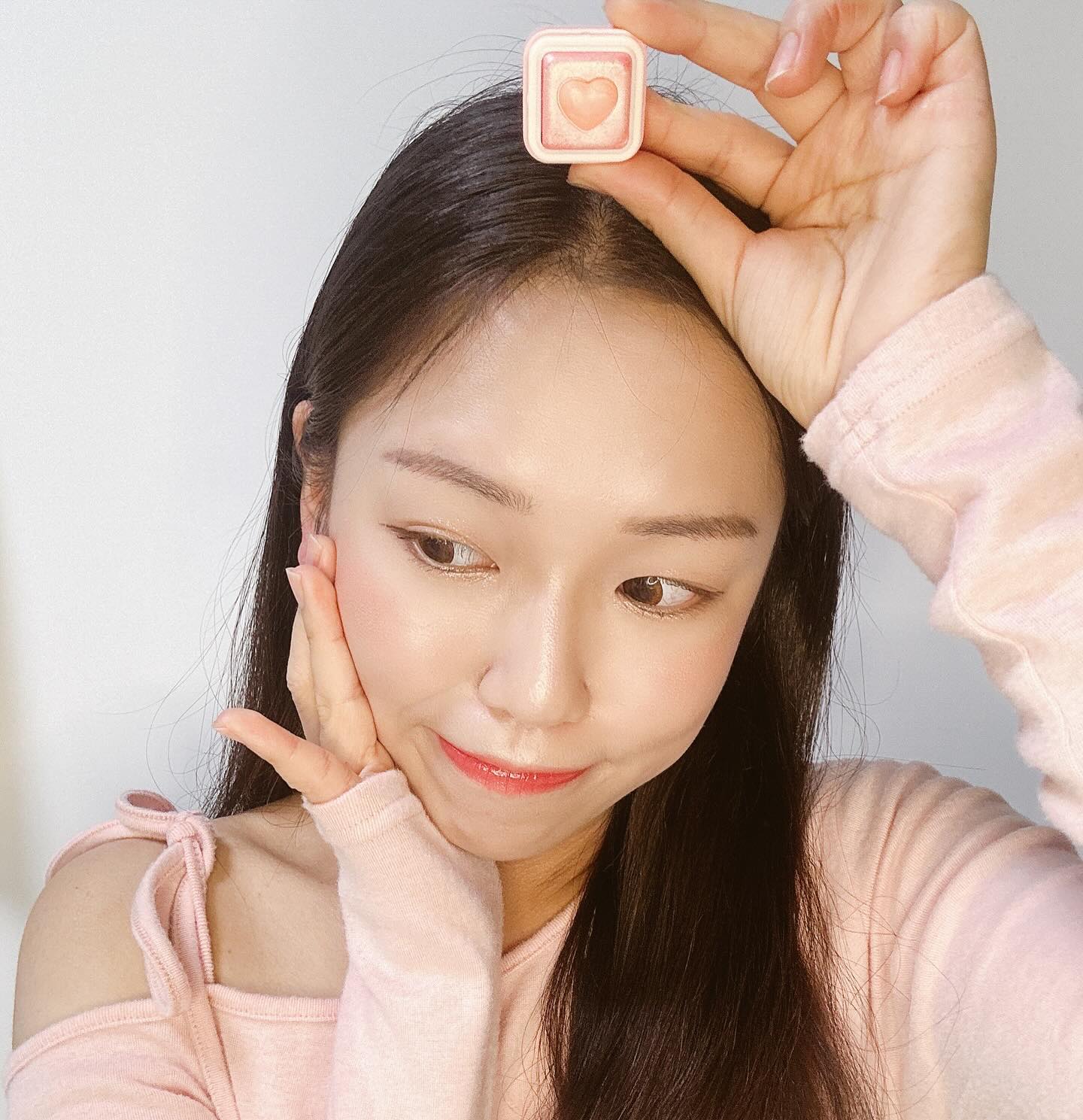 #내돈내산 colorgram.official 
#컬러그램 #밀크영롱하트라이터 #숨멎코랄 

오늘 아주 반짝하쥬✨

제 머리 위에 있는 쪼꼬미 하트 보이시나요💖 
컬러그램 제품들 왤케 귀여운거죠ㅠㅠ 요런건 못참아..

요 하트라이터는 볼터치부터 윤곽까지 다 가능해요🤍
가운데 하트는 블러셔로, 펄부분은 하이라이터로 사용해주세요🙂

제가 구매한 컬러는 03호 숨멎코랄입니다🧡

#컬러그램하이라이터 #밀크영롱하이라이터 #볼터치 #블러셔 #치크 #하이라이터 #하이라이터추천 #03숨멎코랄 #광채 #생기 #코랄메이크업 #코랄