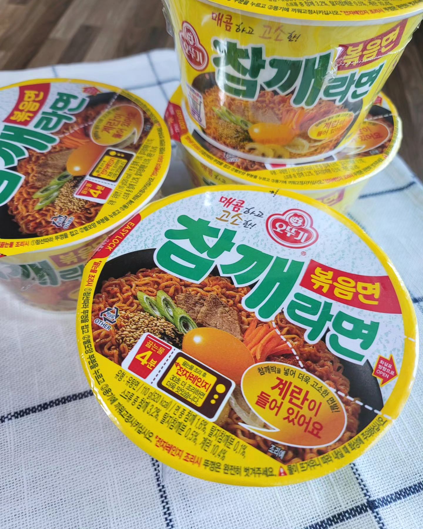 #협찬 #참깨라면볶음면 

갓뚜기에서 신상품이 나왔어요!!
참깨라면의 고소함이 좋아 끓여먹는 라면도 좋아하는데,
볶음면으로 출시되어 호기심 자극😍 

•조리방법 
1. 물을 붓고 1~2분 후 계란블럭을 한번 풀어주기
2. 물버리고 분말스프와 유성스프 둘다 넣어주기
3. 섞섞 한 뒤 전자레인지에 30초 돌려주면 완성🫶 

크으 - 완전 꿀맛✨️
참깨라면의 매력인 계란블럭과 참기름유성스프를 볶음면에 넣어 먹으니 풍미가 업된 느낌!
고소한데 느끼함을 잡아주는 매콤함까지 기대 이상이네요👏 

•꿀조합
참깨라면볶음면 + 참치마요주먹밥
이 조합 완전 찬성일쎄!!
오뚜기 가벼운 참치로 만들면 칼로리 부담을 줄일 수 있뜹니다😉
주먹밥 만들기 귀찮다면 참치마요 삼각김밥으로👌 

🏷오뚜기몰 ottogi_daily
현재 오뚜기몰(네이버) 스마트스토어에서 가격행사 및 리유저블백 증정 행사 진행 중이라고 하니 얼른 겟하세요 :) 

#오뚜기 #참깨라면 #볶음면 #편의점신상 #편의점꿀조합 #신상라면 #라면신제품 #라면레시피 #라면추천