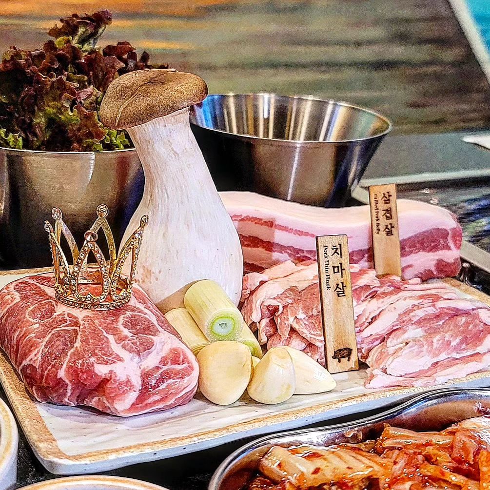 국내최상급숙성한돈 👑황제꽃목살의위엄 #이백돈 #협찬

🥢즙이뿜뿜새송이🍄+달큰한파구이🍃+꽃목살🥩
+마늘명란기름장🧉=이백돈 취저 꿀조합

스페셜모둠2인(₩44,000)을 주문하시면 
이백돈만의 최상급 숙성고기 3종류를 한번에 즐길수 있는데요
섬세하신 사장님께서 최상의 컨디션으로 직접 구워주시니 편하기도하고 더더 맛있게 먹을수 있어요^^

황제꽃목살은 퍽퍽한 목살이라는 편견을
버리게 할 정도로 소고기같이 부드러워
돼지고기가 맞나~싶을정도구요!
삼겹살도 최고의 맛을 내주고
특히나 항정살을 넓게 펴놓은것 같은
치마살은 녹진한 기름맛과 쫀득한 식감이 취저였어요~(추가주문해버림)

이백돈의 시그니쳐 메뉴인 황제꽃목살을 시작으로 치마살,삼겹살,꼬들목살도 즐기고
비쥬얼도 압도적인 벌집껍데기와
새콤달달한 부산밀면도 놓치지마세요👍

예약하고 방문하면 테이블세팅도 미리해주시고
친절하신 직원분들의 센스있는 꽃예약표도 있어서
입장부터 대접받는 너낌 뿜뿜!
기본상차림도 깔끔하니 고기를 즐길수있는 
직접만드는 소스들과 앞접시를 콜라보한 개인접시가 
너무 맘에들었답니다^^

강북에서 만나기힘든 최상급 돼지고기!!
술꾼들의성지!!
수유 먹자골목 라인에 위치해있으며
황금돼지 간판을 찾으시면 됩니다🐷✨️

🏷이백돈 목살데이!
=>매주 목요일은 목살 먹는날🤭
이백돈에서만 즐길수 있는 '황제꽃목살'과
'꼬들목살'을 할인된 가격으로 즐길수 있어요^^

leebaek.don

📍이백돈 수유본점 : 서울 강북구 173-10
🪧영업시간 : 14:00~23:30
🪧전화 : 0507-1417-9298

#수유맛집 #수유고기집 #수유삼겹살 
#이백돈수유점 #꽃목살맛집 #돼지고기맛집
#목살데이 #한돈맛집 #삼겹살맛집
#수유먹자골목 #강북맛집 #서울맛집