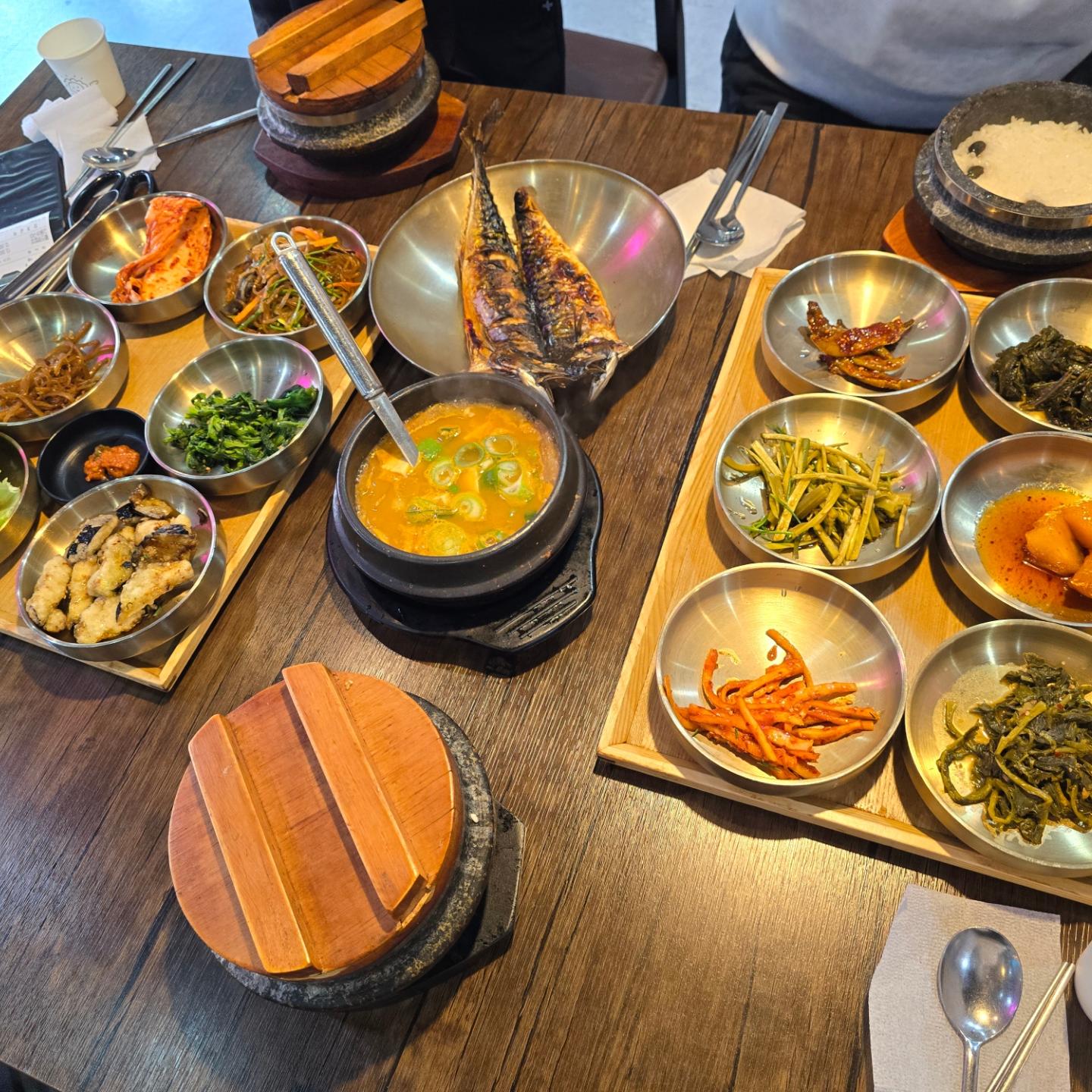 50분의 웨이팅이 아깝지 않았던곳
13000원에 하나하나 넘나 맛있는 반찬들이 무한리필에
맛난 청국장까지
반찬들 너무 맛있어서 집에 싸가고 싶은거 꾹 참음 ㅎㅎㅎ
손님이 엄청난 이유를 충분히 알겠더라는
최근에 먹은 밥집 중에 기억에 남는곳
넘나 행복하게 힐링되는 밥상

#김명주뜰안채밥상본점