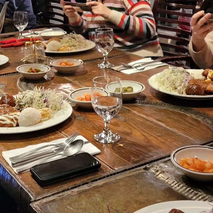 보고싶은 친구들이랑 송년회❤️
메리크리스마스🎄
인사동 핫한 경양식(?)집에서 맛있는 식사도 하고~
카페에서 라떼 마시면서 수다도 떨고
전시회도 구경했어요^^
뜻 깊은 하루 보냈어요

#안국역맛집
#송년회
#메리크리스마스