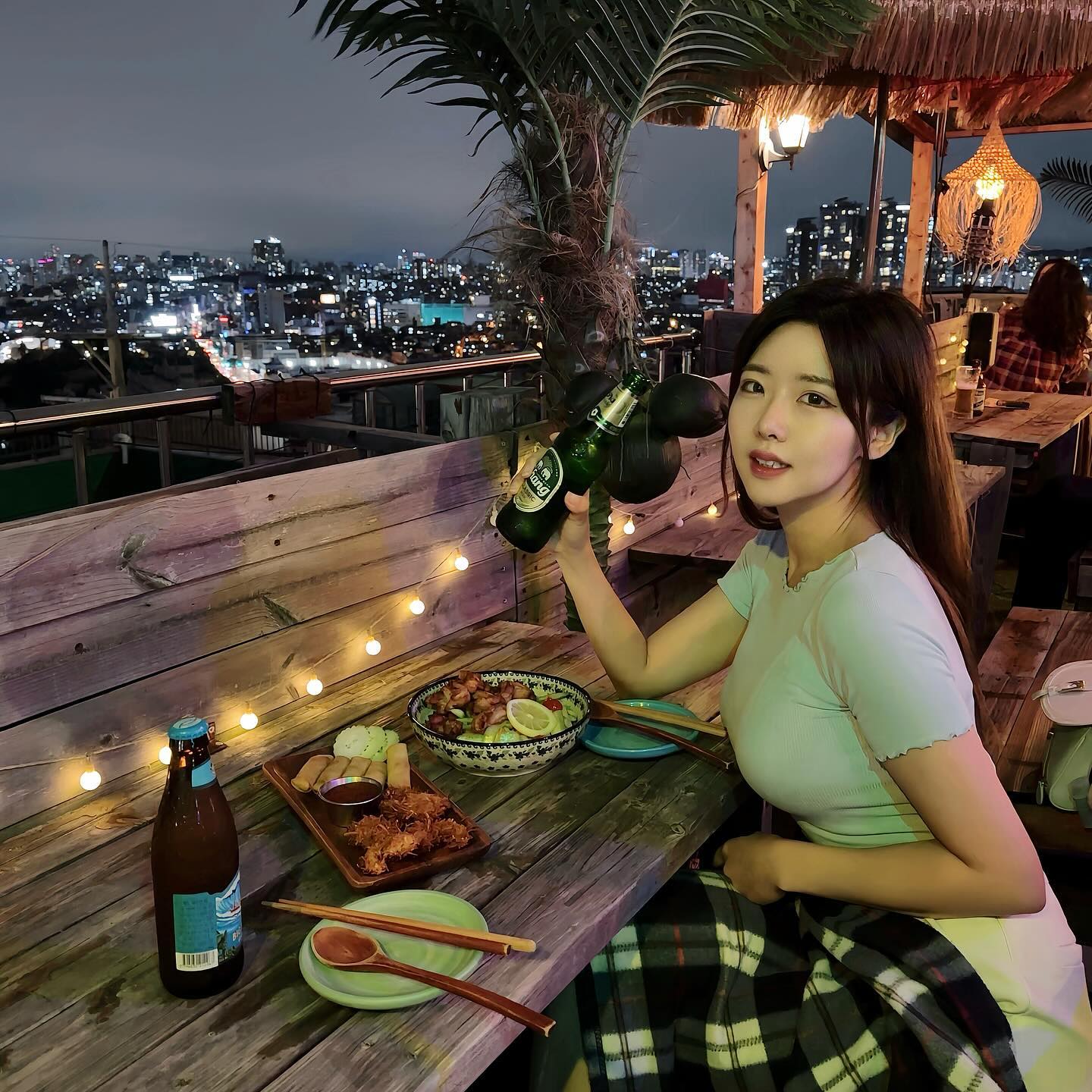 #협찬
지난주에 다녀온 #해방촌맛집 #Pai762 .
루프탑에서는 🌃남산타워와 이태원, 해방촌 일대가
한눈에 들어오는 멋진 야경을 감상할 수 있다.

메뉴는 쏨땀, 똠얌꿍 등 동남아 요리가 주를 이루며,
다양한 🍻주류도 함께 즐길 수 있다.

날씨가 선선해지면서 루프탑에 모인 다양한 국적의 사람들 덕분에
이국적인 분위기가 가득했다🏖️. 

오이 쏨땀과 코코넛 새우튀김&야채춘권을 주문했는데
오이 쏨땀은 오이, 쌀면, 치킨이 어우러진 맛이 훌륭했고,
바삭한 새우튀김과 육즙 가득한 야채춘권도 정말 만족스러웠다.
시원한 병맥주 한 모금과 함께라면 낭만이 배가 된다. 

요즘처럼 선선한 날씨에 야경을 즐기기 좋은 곳으로 강추👍🏻!

주소: 서울 용산구 소월로20길 6 

#용산파스타 #용산동맛집 #용산동카페 #서울맛집 #용산맛집 #서울데이트 #남산타워맛집 #남산타워카페 #남산타워데이트 #서울데이트코스 #서울디저트맛집 #서울루프탑