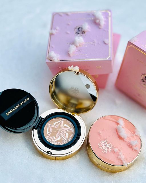 HAPPIE 양지원 on Instagram: "#협찬 @challansdeparis 

샬랑 드 파리 
-마블 콤팩트 드 알바로사-
Challans de Paris
-Marbre Compact d'Albarosa-

<잡티는 커버하면서 화장 한듯 안한듯, 자연스러운 광채로 피부톤을 고급스럽게 만들어 주는 팩트> -Happie-
일주일 정도 써본 저의 솔직한 리뷰입니다.

🌸사용법:

마블링된 제품위를 퍼프로 둥글게 롤링한후 이마,볼등 넓은 부위에 펴발르듯 두들겨 주세요.
퍼프끝 뾰족한 부분으로 코옆을 꼼꼼히 발라주세요.
피부속까지 채워준다는 느낌으로 퍼프로 많이 두들겨 주세요.

🌸제품구성 

샬랑드파리의 마블콤팩트 시리즈인 
알바로사는 무결점 광채팩트에요.
핑크색의 고급스러운 종이박스에 담겨져 있어서 선물용으로 좋아요.
살몬핑크케이스는 가방속에 휴대하고 다니기 좋게 세련되었어요.

모든 피부컬러에 다 잘어울리게 만들어진 제품이여서 그날그날 원하는 피부톤 (웜톤,쿨톤)에 따라 골라 사용하기 좋아요 
21호
핑크색베이스의 밝은 아이보리 발색
청순하면서 맑게 피부톤을 업시켜 줘요.
23호 
옐로우 베이스의 차분한 미디엄 베이지 발색 
자연스러우면서 내추럴한 피부톤을 만들어 줘요. 

🌸사용후:

색조로 커버한다기 보다 에센스와 광채로 피부결을 정리해서 안보이게 하는 느낌이에요. 굉장히 자연스러워요. 
마치 잡티를 내피부속에 잘 숨겨두는 느낌? 이거 바르고 ‘너 피부에서 빛이나’란 얘기 진짜 많이 들었어요😊
그리고 마스크에 진짜 안묻어요.
은은한 장미향이 나는데 명품관 딱 들어갈때 나는 그향😅그 고급스런 향이에요.
내장된 퍼프가 정말 좋은 제품이에요.디자인도 얼굴 꼼꼼히 잘 바를수있게 한쪽 끝이 뾰쪽하게 되있어요.특히 코 양쪽 붉은부분! 그리고 밸벳처럼 부드러워서 모공까지 잘 커버되요.많이 두들겨 주세요❤️

구입처는 @challansdeparis 
백화점에 많이 입점되어 있어요. 
웹사이트 들어가서 참고해 주세요.
#하피의피부관리 

#협찬 #샬랑드파리 #샬랑드파리쿠션 #마블팩트 #마블팩트추천 #무결점마블팩트 #에센스팩트 #보습팩트 #피부톤개선 #백화점화장품 #화장품추천 #알바로사
#challansdeparis #compact
#koreancosmetics #koreanskincare 
#luxurycosmetics"