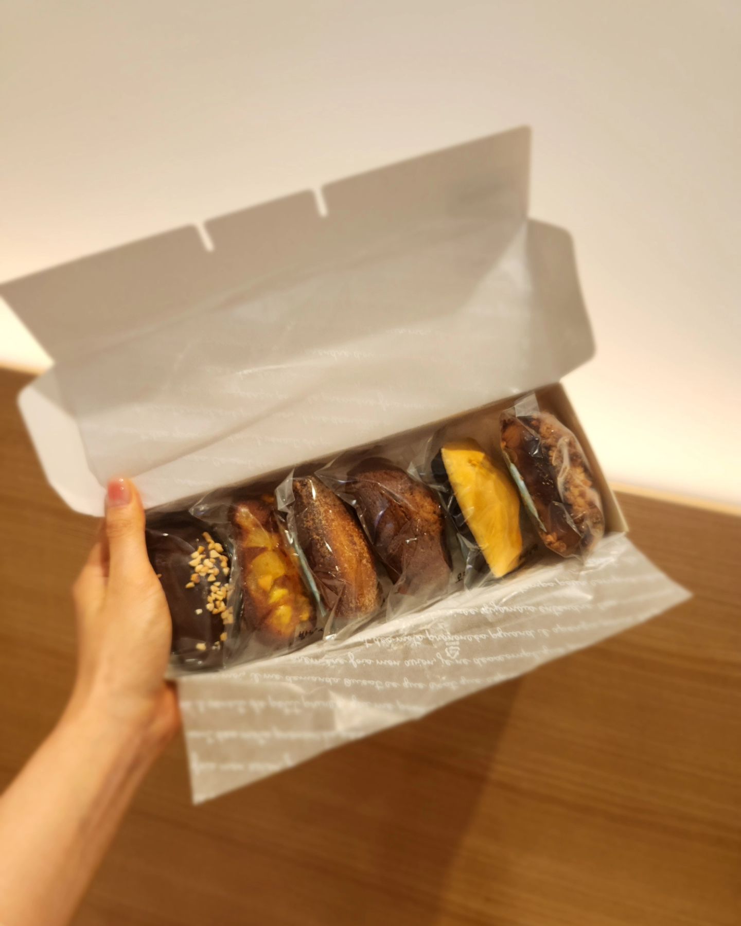 #베이커리덕후 #빵덕후
존맛탱구리 휘낭시에
뚠뚠하고 속은 촉촉 입에한가득
가성비 최고..🫶

휘낭시에나 베이커리류 조아하는 빵순빵돌
솔직히 한번은 먹어봐야된다는🫣🧡
안먹으면 진심 후회
안먹으면 바보야~~~~😝
.
.
.
📍경기 수원시 장안구 파장동 595 1층(포장, 케이터링전문)
☎️ 0507-1337-4337
.
.
#휘낭시에#휘낭시에맛집#수원베이커리#수원베이커리맛집#장안구빵집#수원휘낭시에