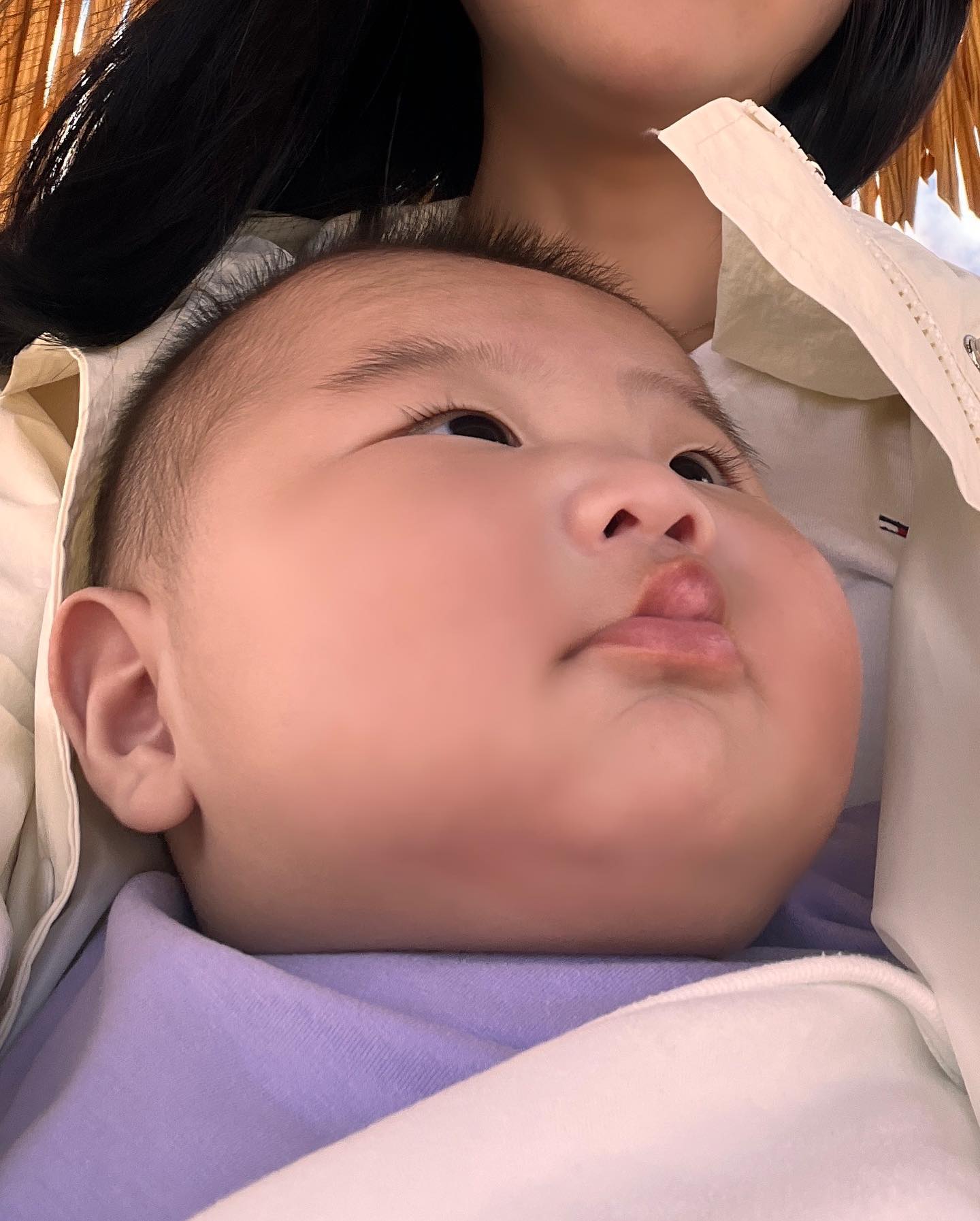 #닥터바이오 #협찬
⠀
신생아부터 성인까지, 임산부도 사용가능한
남녀노소 all-in-one 크림!
⠀
▫️ 100시간 보습 테스트 완료
▫️ 펩타이드+녹차수 고보습크림
⠀
진짜진짜 건조한 내 피부가
건조한 환절기에 쩍쩍 갈라지는데
도하역시 피부가 많이 트는걸 보고
맘아픈 도치맘이 신중하게 선택한 크림🍦
⠀
그린등급의 순한제품으로
자극없는 발림성과
너무 묽지도 꾸덕하지도 않는
건조한 피부에 딱 맞는 시어버터가 함유되어
끈적임 없는 보습감이 오~래 머물러 good,
320ml 충분한 용량으로 도하랑 저랑
부담없이 꾸덕꾸덕 발라사용했네요 🙂
⠀
이 제품은 dr.bio_official 에서 제공 받아 작성하였습니다.

#닥터바이오 #보습크림 #수분크림 #티타이드크림 #베이비크림 #비건수분크림 #보습크림추천