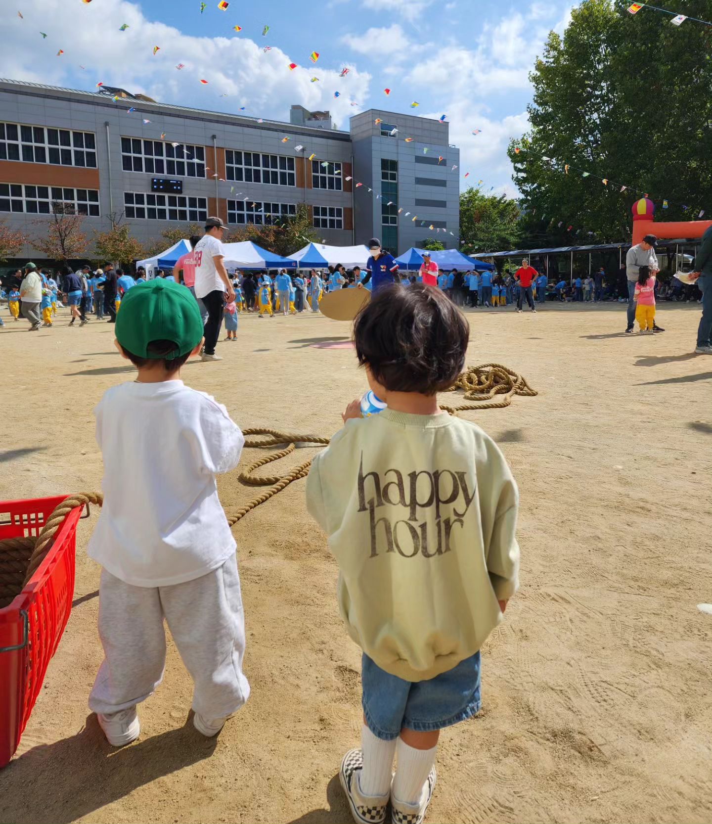 오늘은 옛직장 운동회 구경💙🩵
떠우만나서 넘나즐거워했던 시니둔
아파서 못온 연떠네 결혼식있어서 못온
떠연이네 아숩😭 
선생님들의 열정 여전히 식지않았구먼
젊은피는 다르눼
범고래가닳도록 뛰어다니던 름감뉨ㅋㅋㅋ믓쪄
참여하지않고 구경하는것도 재밌댜👍👍👍
핑크보이 떠우아부지덕분에 즐거움2배
ㅋㅋㅋㅋㅋㅋㅋㅋ
울이듀니 떠우랑 더놀고싶어서.......🤣
또놀으자