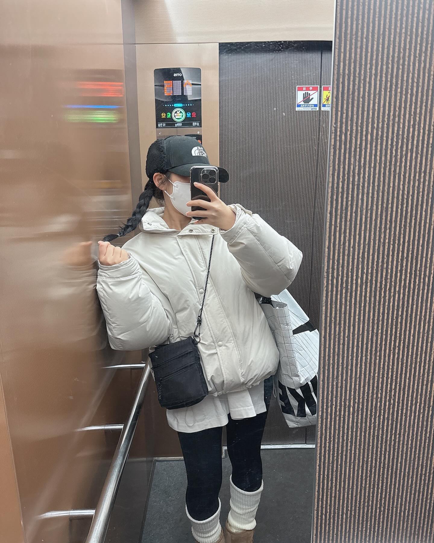 앞자리는 바꼈지만
아직 스무살 하고 싶은 마음을 담아
머리 좀 땋아본 출근길 🙋‍♀️

퇴근하고 왔더니 남편이
군고구마 팔면 잘팔리겠다는데:)
뭔 말인지 잘 모루겠넹??ㅎㅎㅎ

:)
싸우자