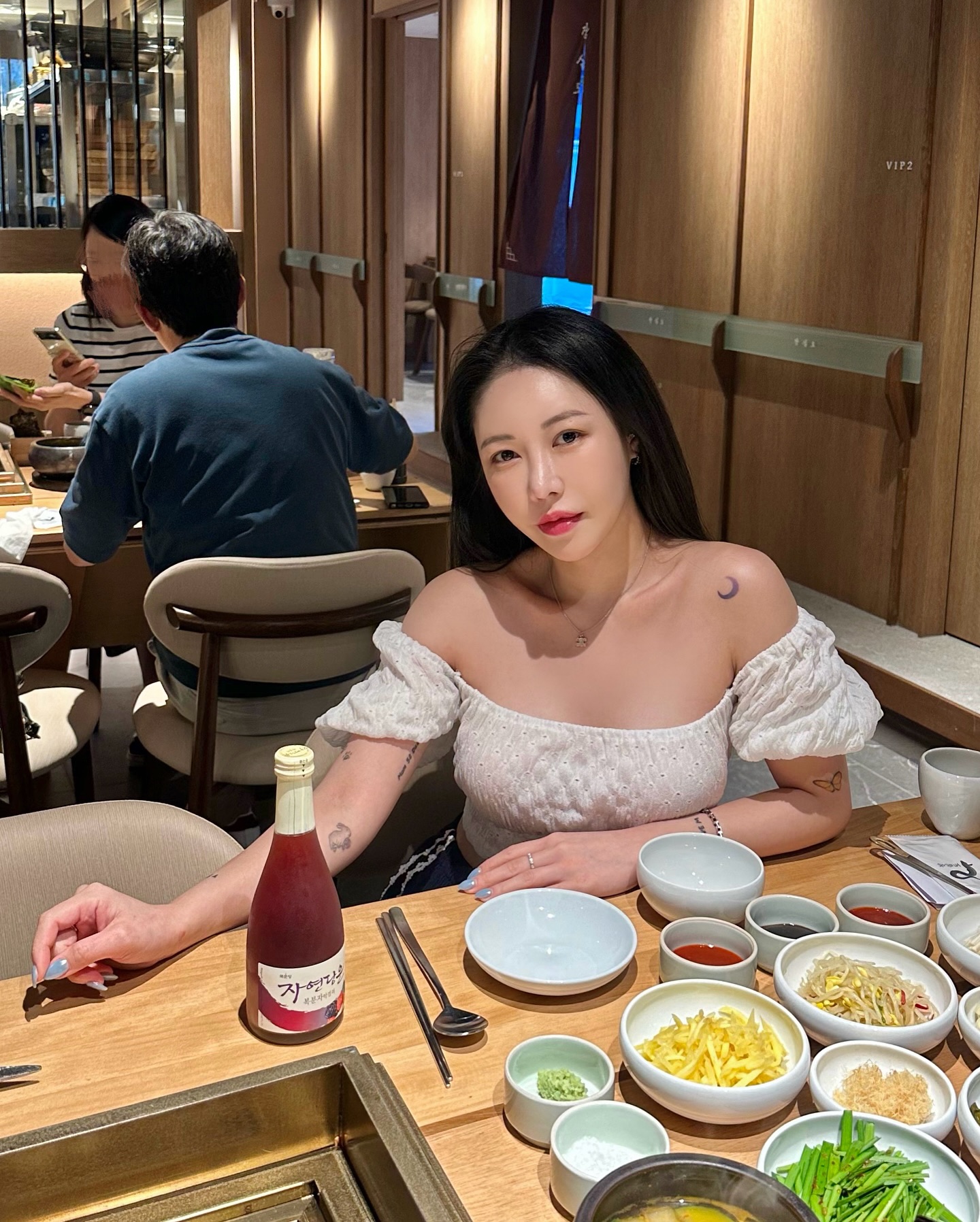 🌈
기력보충 완료 🫡

마곡에 새로 오픈한 #장심도 에 다녀왔어요 !

왕 크고 튼실한 장어 좀 봐주세요 ,,
정갈한 찬, 후식으로 시킨 비빔국수는 물론
무병장수탕까지 .. 요긴 찐이에요 !

올 해 여름 진자 덥다던데 몸 잘 챙기기 !!
11:00-15:00 까지 점심특선메뉴도 있다고 하니
공항 근처 갈 일 생기면 덮밥 먹으러 가야겠어요 😋

•서울 강서구 마곡동로 55 2층 장심도 블랙
•매일 11:00-22:00
#마곡 #발산 #김포공항맛집