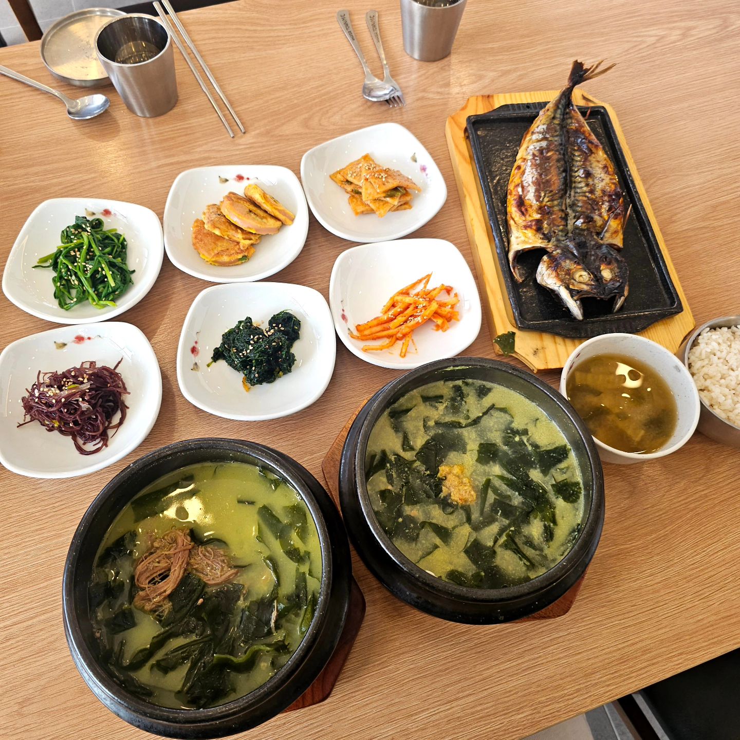 아니 미역국을왜 사먹냐 했는데
파는건 다르네?

왜 이렇게 맛있는 거야?
성게듬뿍 미역국
한우미역국도 고기 엄청부들부들부드러워

내가 끓인 미역국 나도 이제 안 먹을래
미역국 전국1위 팔도미역 

▪️미역국에 단품으로 고등어 시키면 좀 더 가성비 좋음

#팔도미역 #여수맛집 #팔도미역여수점 #돌산대교근처맛집 #여수미역국 #여수미역국맛집 #돌산대교맛집 #여수데이트맛집 #돌산미역국 #돌산해장국 #돌산점심 #여수데이트맛집

◾️전남 여수시 돌산읍 돌산로 3532 코지호텔 2층
◾️영업 시간 월~토 09:00 - 19:30 (라스트오더 19:00)
