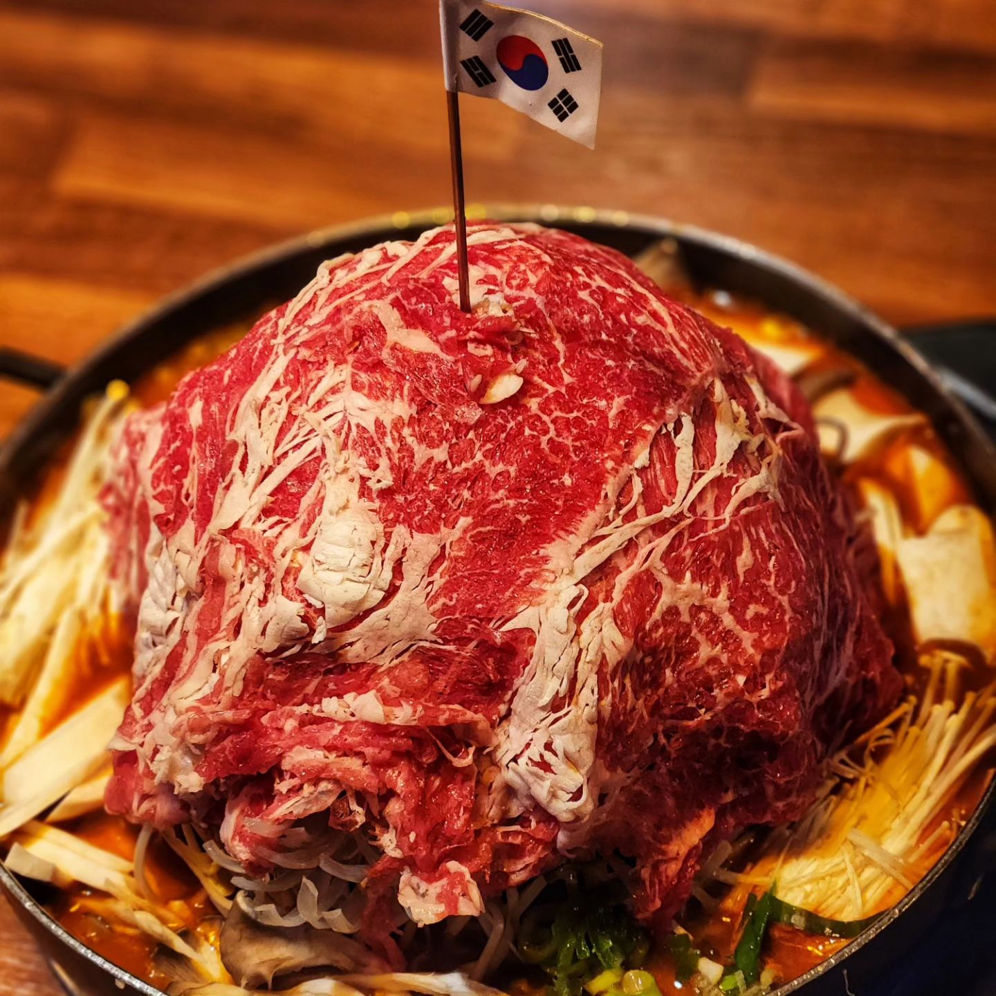#협찬 #연남물갈비 20231222 🥘

범계역 근처에 있는 말로만 듣던 연남물갈비를 방문!! 아니 근데 금욜 아홉시까지 웨이팅이....대체 인기가 얼마나 많은거야😮 바쁜 와중에도 대응해주신 점원분들 너모 친절해서 감동했던...!!

#연남물갈비 (2-3인분) ₩36,000
#볶음밥 ₩3,000 🥣

울 오빠야 물갈비눈 첨이라고 했는데 여기라 다행🥹 맛도 맛인데 양도 산더미같이 많아서 먹어도 먹어도 줄지 않는 이 행복감이란...🫶 결국 다 먹지 못하고 볶음밥으로 넘어갔는데 볶음밥도 얼마나 깜찍하던지 보고 먹는 맛이 제대로더라😊 

오랜만에 오빠야랑 술 마시면서 이런저런 얘기할 수 있었던, 배부르고 맛있게 먹었던 연남물갈비 범계점이여따고한다❣️

🎀 ynmgb_bg
✨️ 위치 > 경기 안양시 동안구 평촌대로223번길 16 202호
⏰️ 영업시간 > 매일 11:30 - 23:00
                   ( 브레이크타임 평일 15:00 - 17:00 )

#포부남녀 #pobu_namnyeo #먹스타그램 #범계맛집 #평촌맛집 #안양맛집 #산더미물갈비 #물갈비맛집 #범계 술안주
