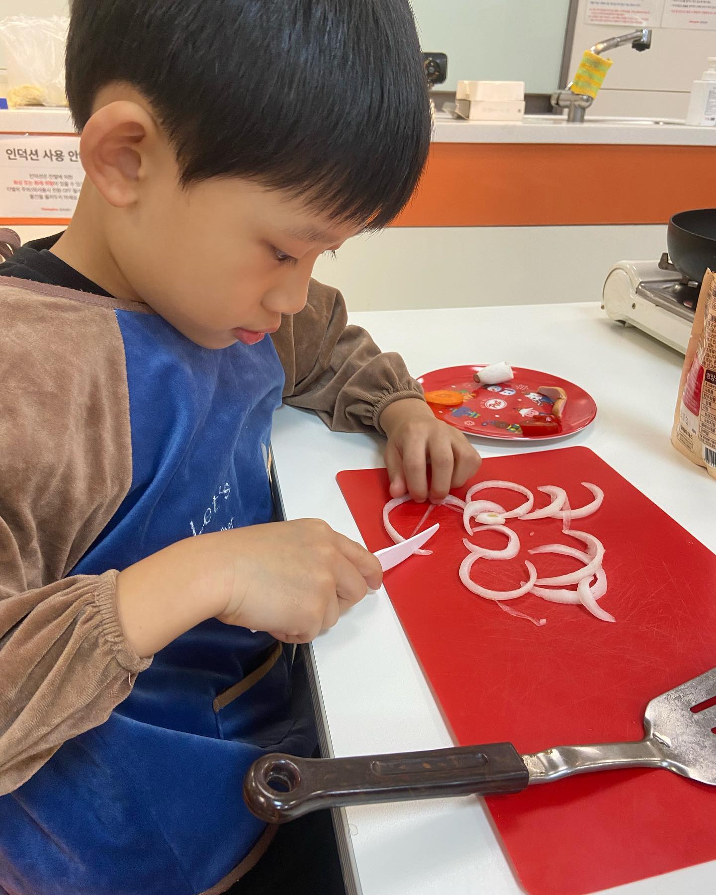 .

🧑🏻‍🍳 #요리수업 

날씨 추워지고는 동네에서 사부작사부작 놀고 있는데 
그럴때 문센 특강만 한게 없죠😃👍

지난주엔 아빠랑 함께 빼빼로 만들기 했고
이번 주말엔 #오븐스파게티 만들고 왔어요 
 
기름 두르고 야채를 볶아서 소스를 만들어야 하다보니 
애들은 야채손질만 하고 엄마들이 다 만든 느낌이지만😂

따끈따끈한 스파게티 만들어서 포장해오고 
김자반, 닭갈비, 젤리 선물까지 받아 들고 총총총 집에 왔어요
젤리 안먹는 아들 덕에 
혼자 젤리 독차지해서 당충전하구요😆

몇 주 설렁설렁 놀면서 보내니 
아들도 저도 체력이 쫙 충전된 느낌인데
(한포진도 다 나았어요👍)
너무 추워져서 어디 놀러가고 싶은 생각이 안드네요
아들이랑 얼른 보드나 타러 가고싶어요🏂

.

#추운주말❄️ #아들이랑주말보내기 #문센특강
#오븐스파게티만들기 #요리수업
#아이랑놀기 #아이랑주말 #동네에서놀기
#홈플러스문화센터 #주말수업
#75개월 #7살아들 #7살도하 #만6세
#독점육아 #주말육아 #아들육아 #육아소통 
#주말일상 #주말순삭 #합정_도하