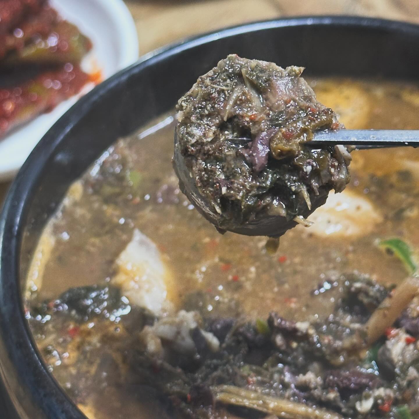시레기순댓국

양평에서 이런 순대국이!
생각없이 들어왔다가
처음보고 처음맛보고
오 맛있어요!!

약간 추어탕 먹는 느낌으로!?
뭔가 든든하고
해장되고, 보양되는느낌!

#한강순대국
#순대국#시레기순대#시레기순대국
#양평#양평맛집#먹팔#방송나온집
