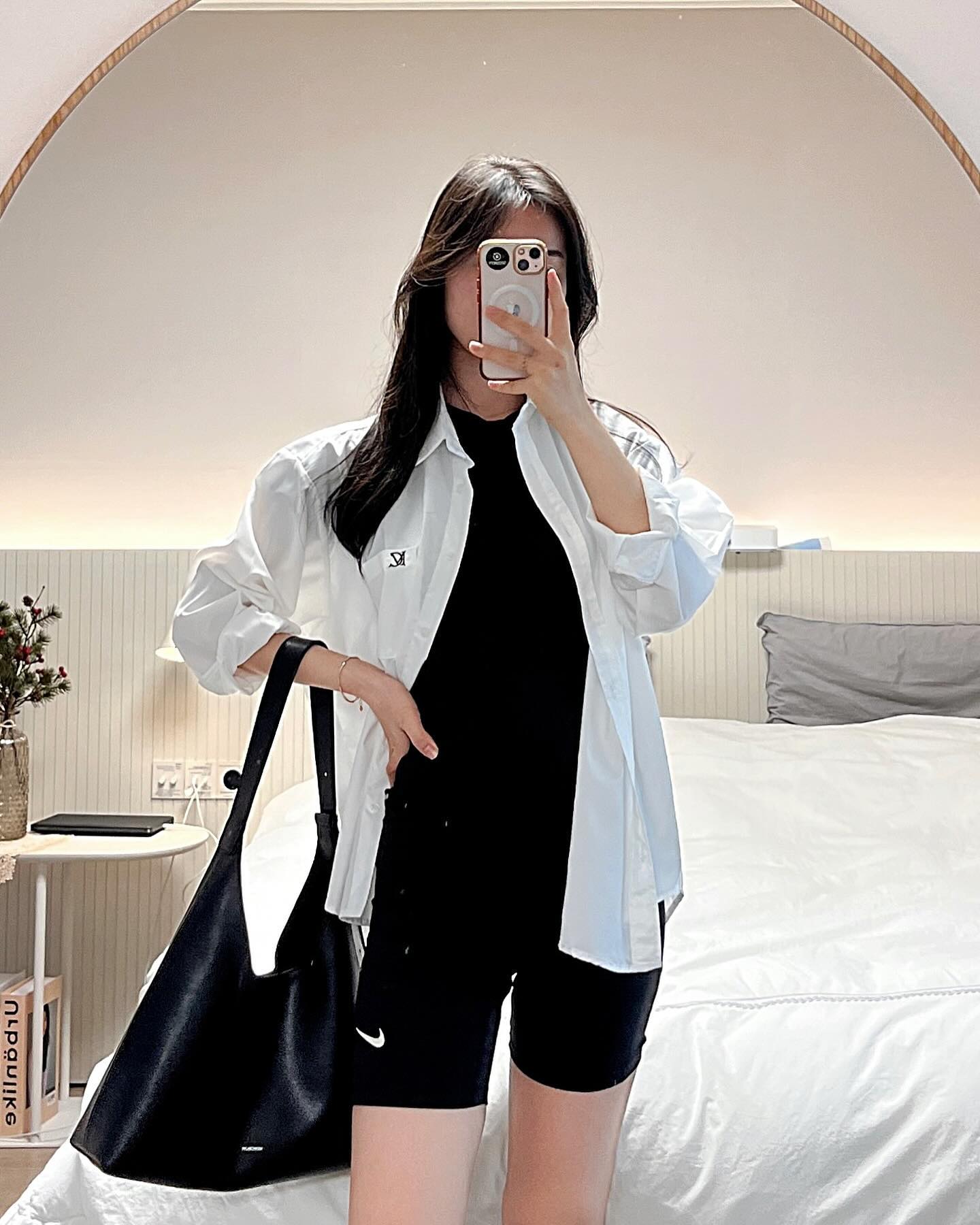 와 이제 여름아니에요??
점심먹고 산책하다가 
땀 흘릴 뻔😅

주말에도 덥다고하니
반팔 다 꺼내☀️☀️

#쇼츠코디 #레깅스코디 #셔츠코디 #숏팬츠레깅스 #꾸안꾸스타일