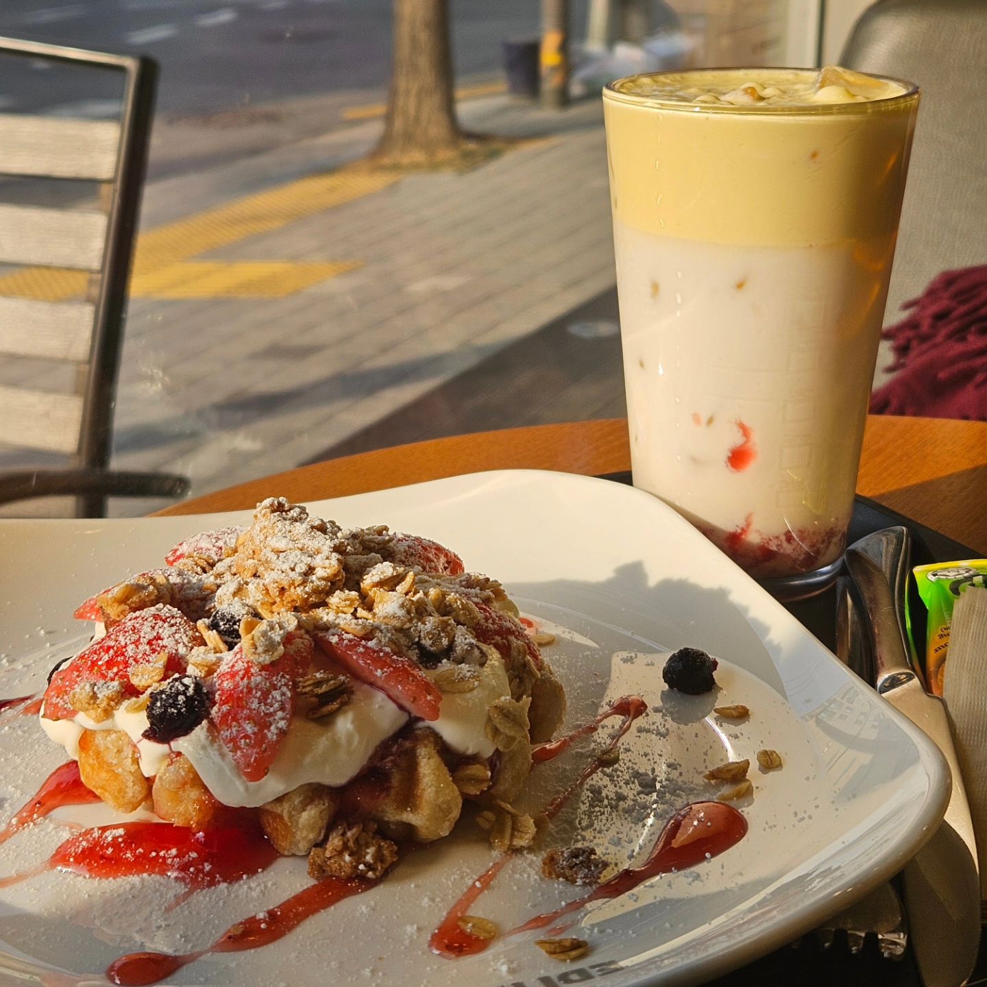 역시 겨울에는 딸기🍓

이디야 카페도 너무 오랜만이지만 딸기디저트 딸기 음료도 오랜만
다들 나 연애 안한다고 뭐라하면서 이런거 있다는건 왜 안알려줬냐고
혼자서 카페가서 와플까지 먹는사람 나야나🤭

📍딸기 바나나 크림 라떼
먹는 순간 바나나맛이 먼저 나는데
이거 어디서 먹어봤는데 무슨 맛이더라..? 싶었더니
바나나킥맛 그잡채
생각보다 크림이랑 딸기 라떼랑 잘 어울려서
달다구리한 음료 좋아하면 좋아할듯🍓

📍생딸기 허니리코타 와플
진짜 매장에 붙어있는 포스터 보면 안시킬 수 없는 메뉴
비주얼도 너무 예쁘고 디저트로 딱
개인적으로는 와플이랑 허니리코타도 맛있긴 했는데
위에 올라간 그래놀라가 너무 맛있다😆

ediya.coffee

#이디야커피 #이디야신메뉴 #딸기바나나크림라떼 #생딸기허니리코타와플