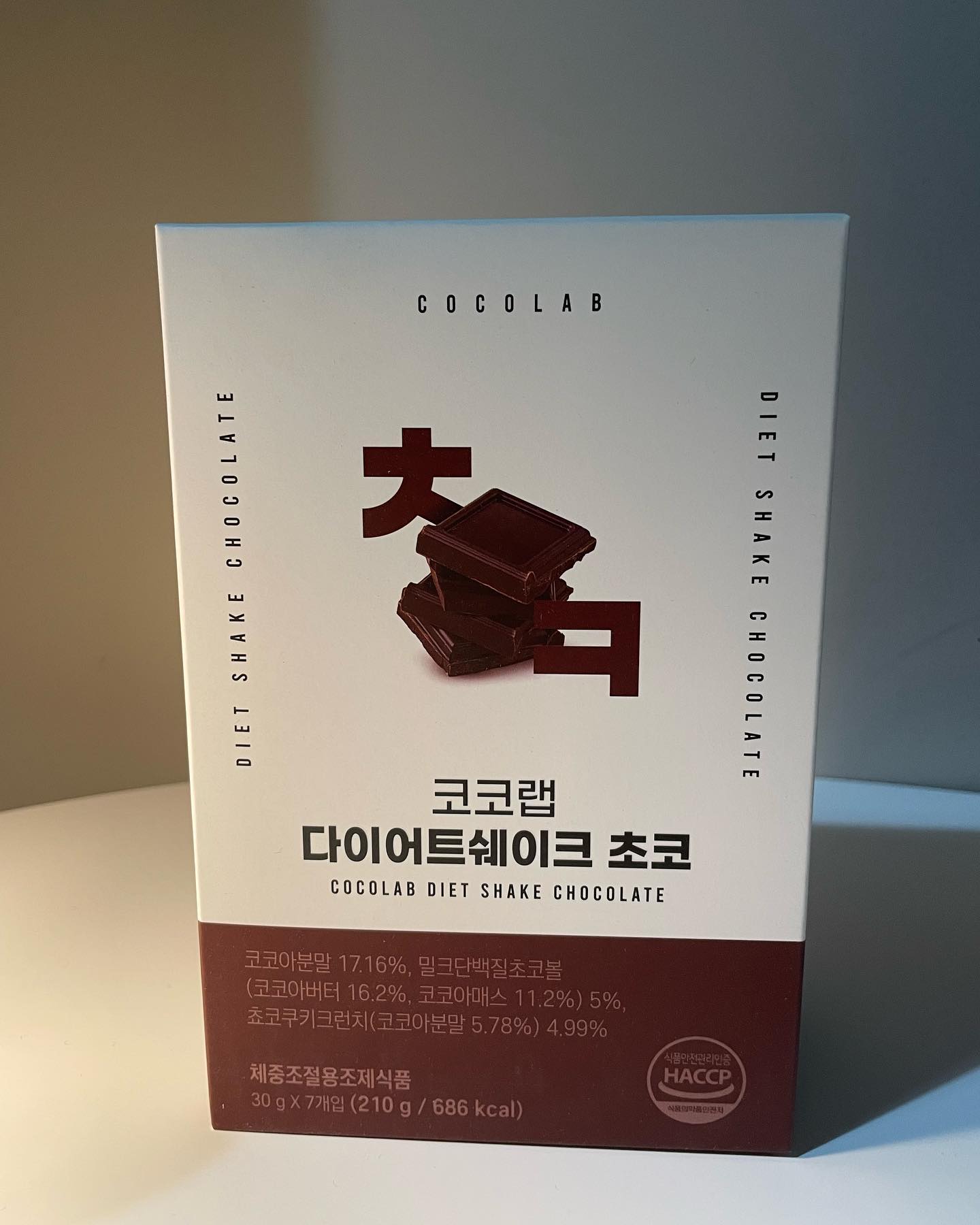 #협찬 cocolab1973  코코랩 다이어트쉐이크 초코 

다이어터/유지어터를 위한 체계적인 영양소가 설계된 식사대용 쉐이크 코코랩🤍
1포이 초코 98kcal로 든든한 한끼 대용식이에용!

고단백질, 고식이섬유와 체중감소에 도움을 주는 락토페린이 함유 되어 있어요:) 

코코랩 서포터즈 30명과 함께 맛, 포장형태, 성분을 기획, 개발한 제품이라서 그런지 너무 고소하면서 달콤하고 맛있어용!
인위적인 초코맛이 아닌 진짜 맛있는 초코맛!
단백질 쉐이크보다 10배는 맛있어용ㅎㅎ
토핑이 씹히는 맛도 좋고 마시고 나면 몇시간은 든든👍👍

저는 오크밀크와 먹었는데 고소함이 극대화되어서 더 맛있었어요..!! 물로 타먹어도 충분히 맛있어용!! ㅎㅎ 
우유 좋아하시는 분들은 초코우유 느낌으로 맛있게 드실수 있어요🤍

#코코랩#다이어트쉐이크#단백질쉐이크#곡물쉐이크