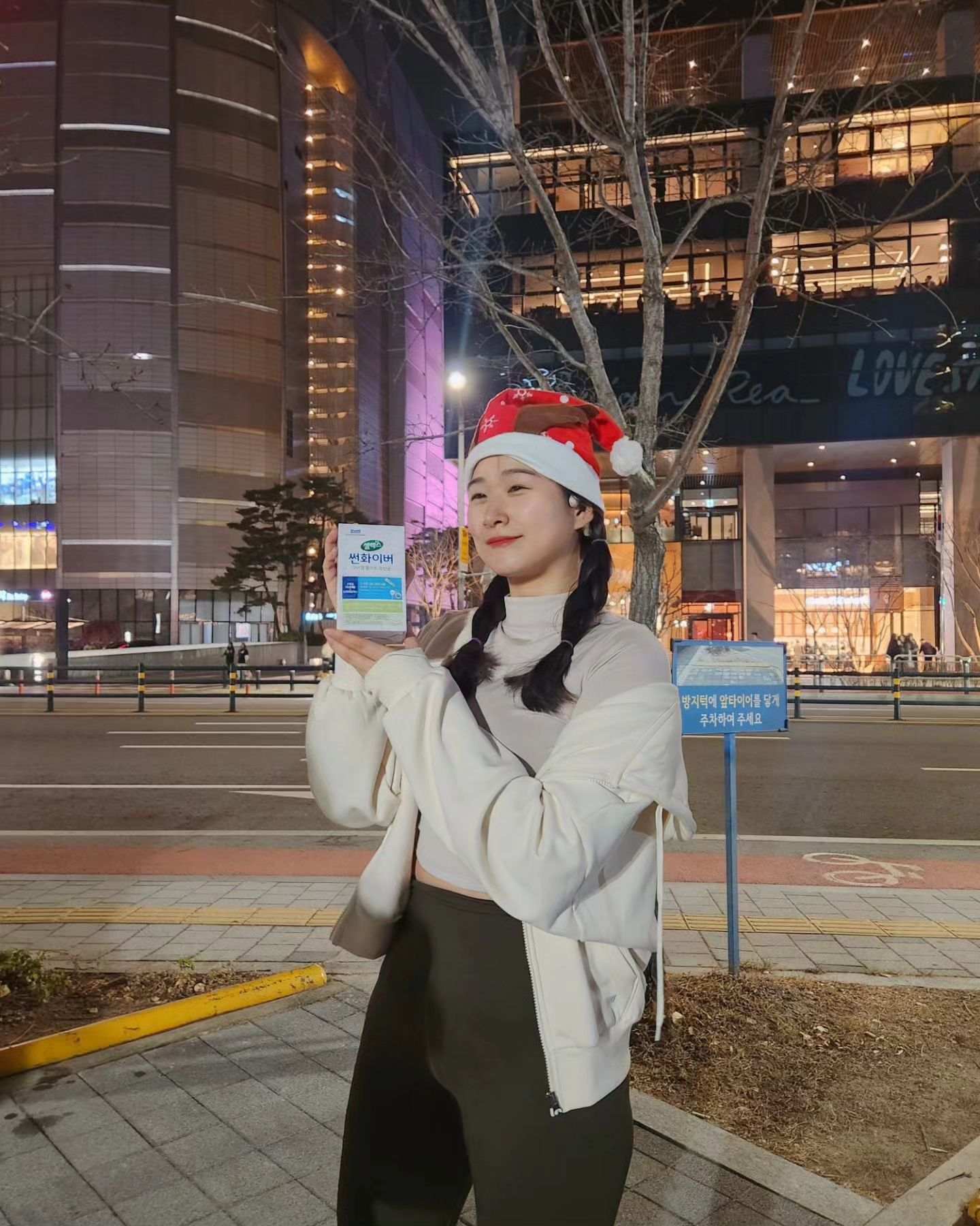 #협찬
전 사실 장 트러블러에여...😅
우유도 잘못먹고 그래서 유청분리한 그릭요거트도 챙겨먹고 그랬는데.. 몇번 만들어 먹어보니 조금 귀찮더라고요?!
그러던 중 발견한 셀렉스 썬화이버 체험단!
무려 5000명이나 뽑길래..5000명이면 나도 되지 않을까 신청해보았습니다ㅋㅋㅋ

그리고 결과는 당첨~~🤣

셀렉스 유산균 좋은점!
갖고다니기 좋은 스틱 형태라서 필요할 때 섭취가능!
물에 섞어 먹어도 부담스럽지 않은 고소한 맛,
맛이 그렇게 튀지 않아서 다른 음료에 섞어먹기 좋아요!
또 원료를 구아콩에서 만들어서 우유트러블인 저도 안심하고 먹을 수 있다는 점!
장이 편안해야~~ 하루가 행복해집니다!!

#썬화이버 #구아검가수분해물 #셀렉스 #식이섬유 #프리바이톡스 #라이더나갱